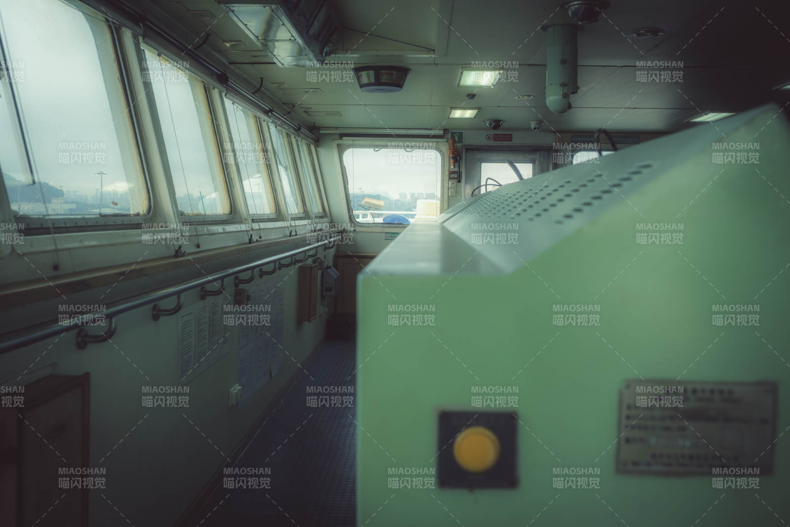 船舱内景 绿墙黄钮静默行图片