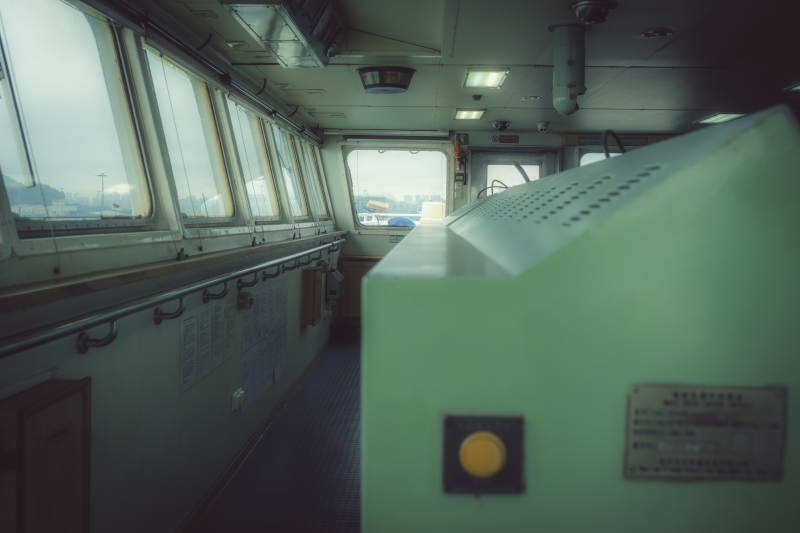 船舱内景 绿墙黄钮静默行图片