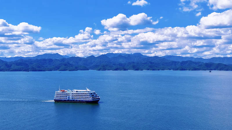 湖光山色游轮行图片