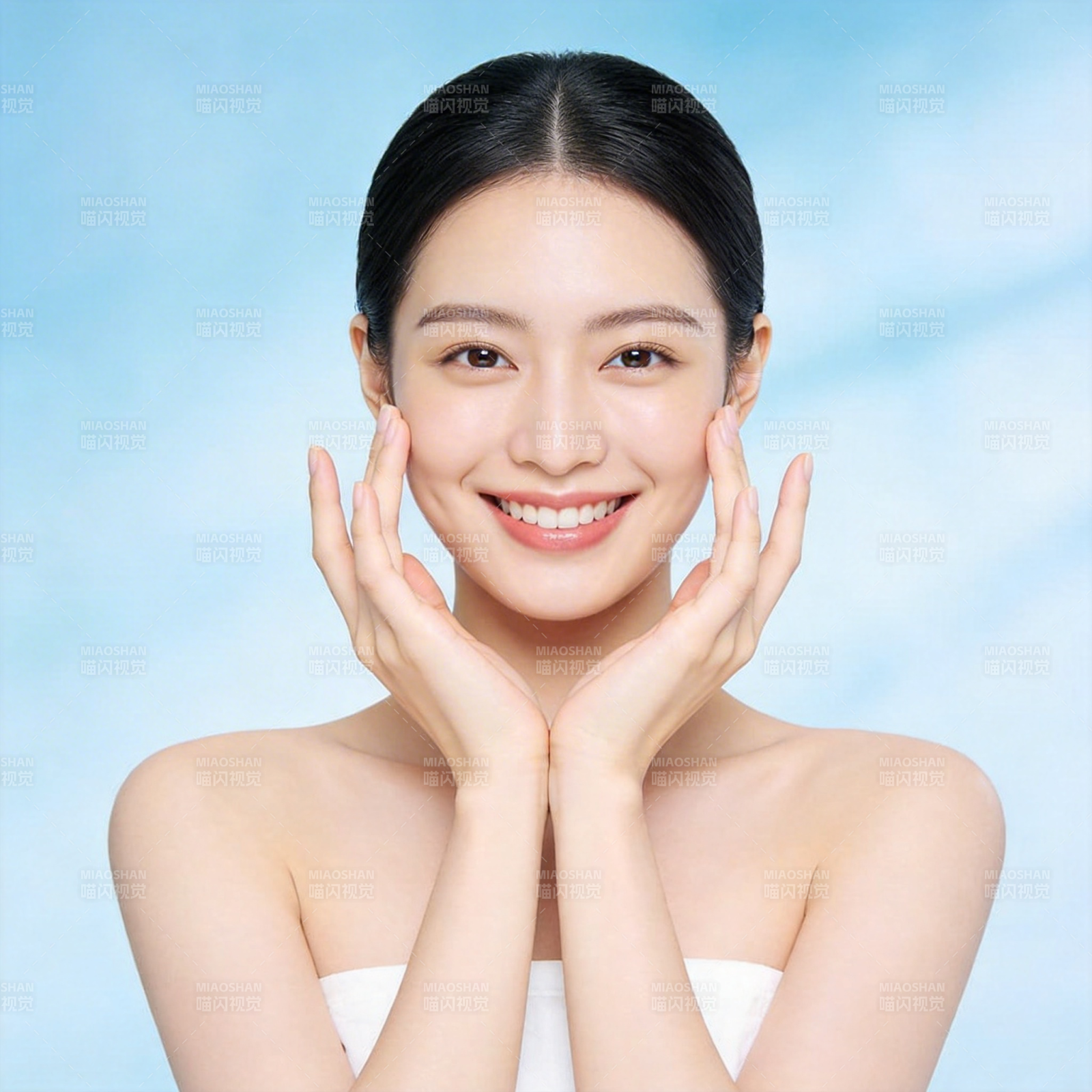 清新笑容 双手轻托脸颊图片