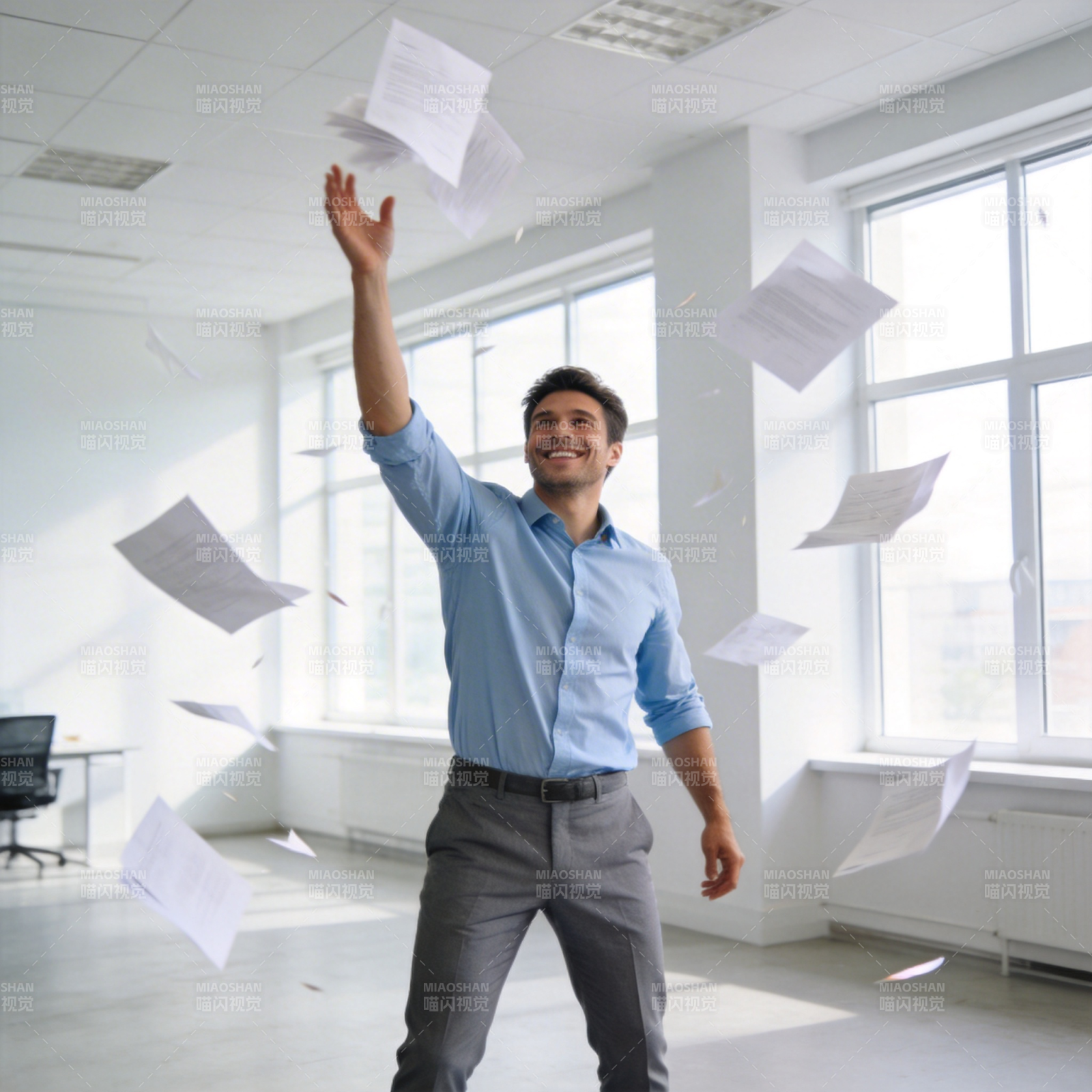 抛纸庆祝 职场喜悦瞬间图片
