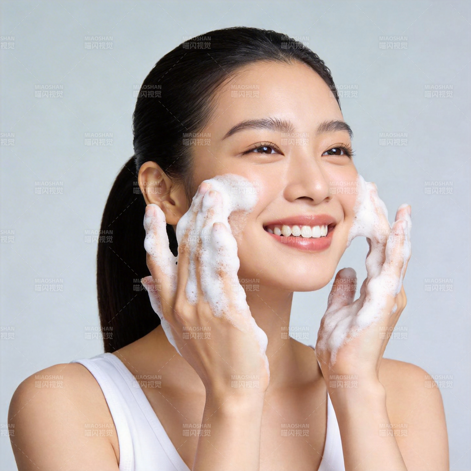 泡沫洁面 笑容灿烂图片