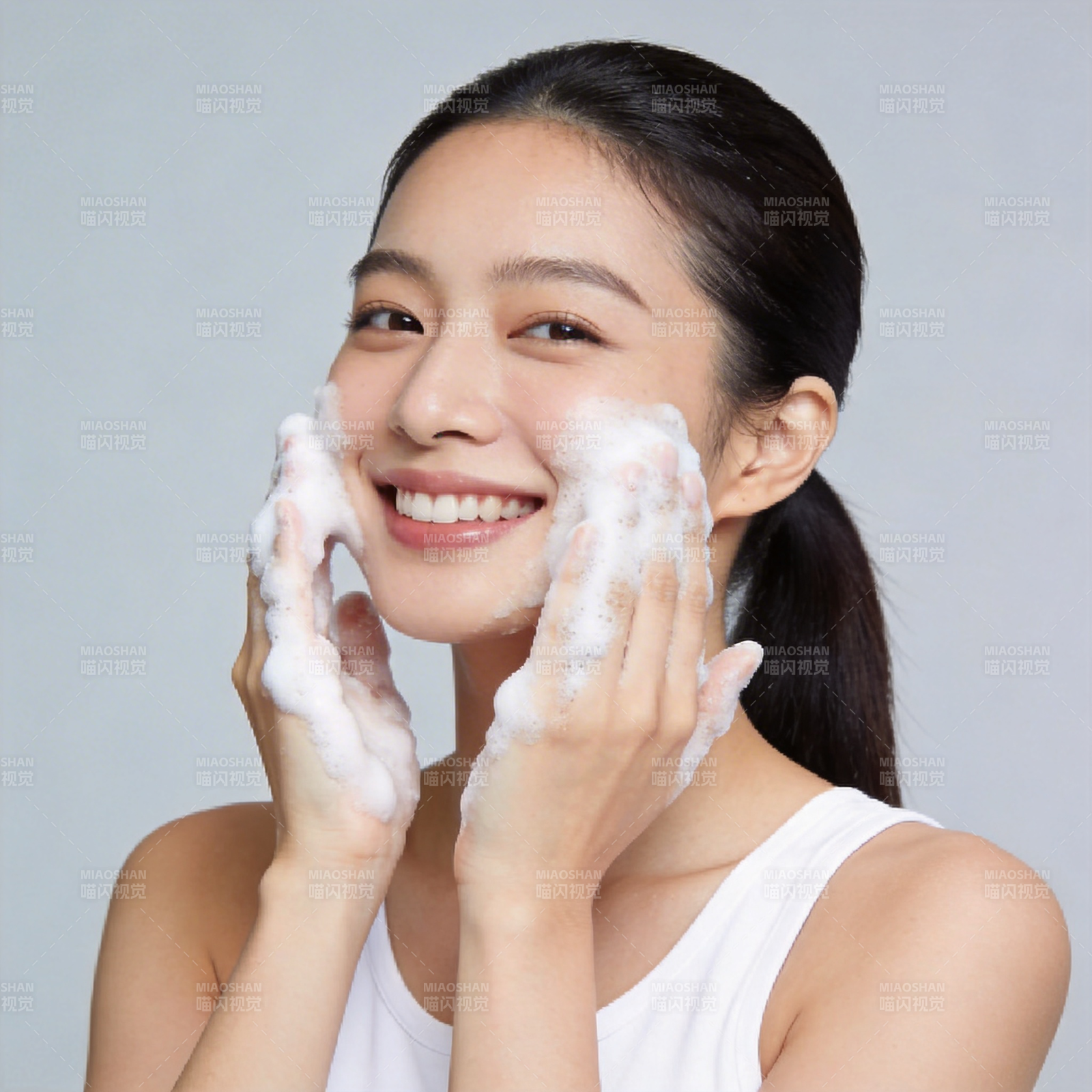 洁面泡沫 笑容灿烂图片