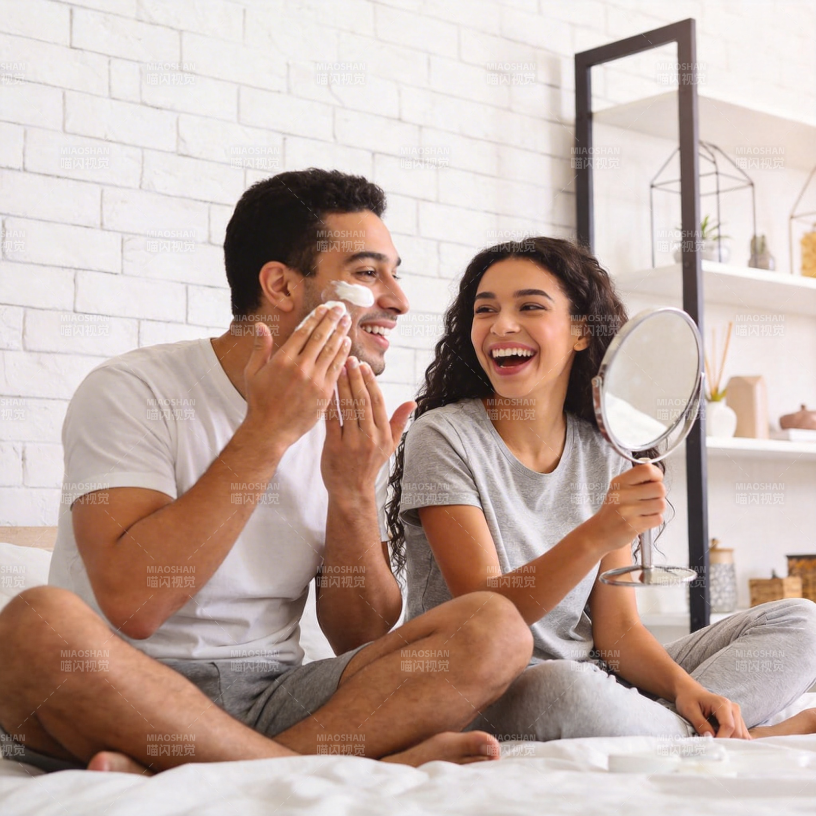 情侣床上护肤笑哈哈图片