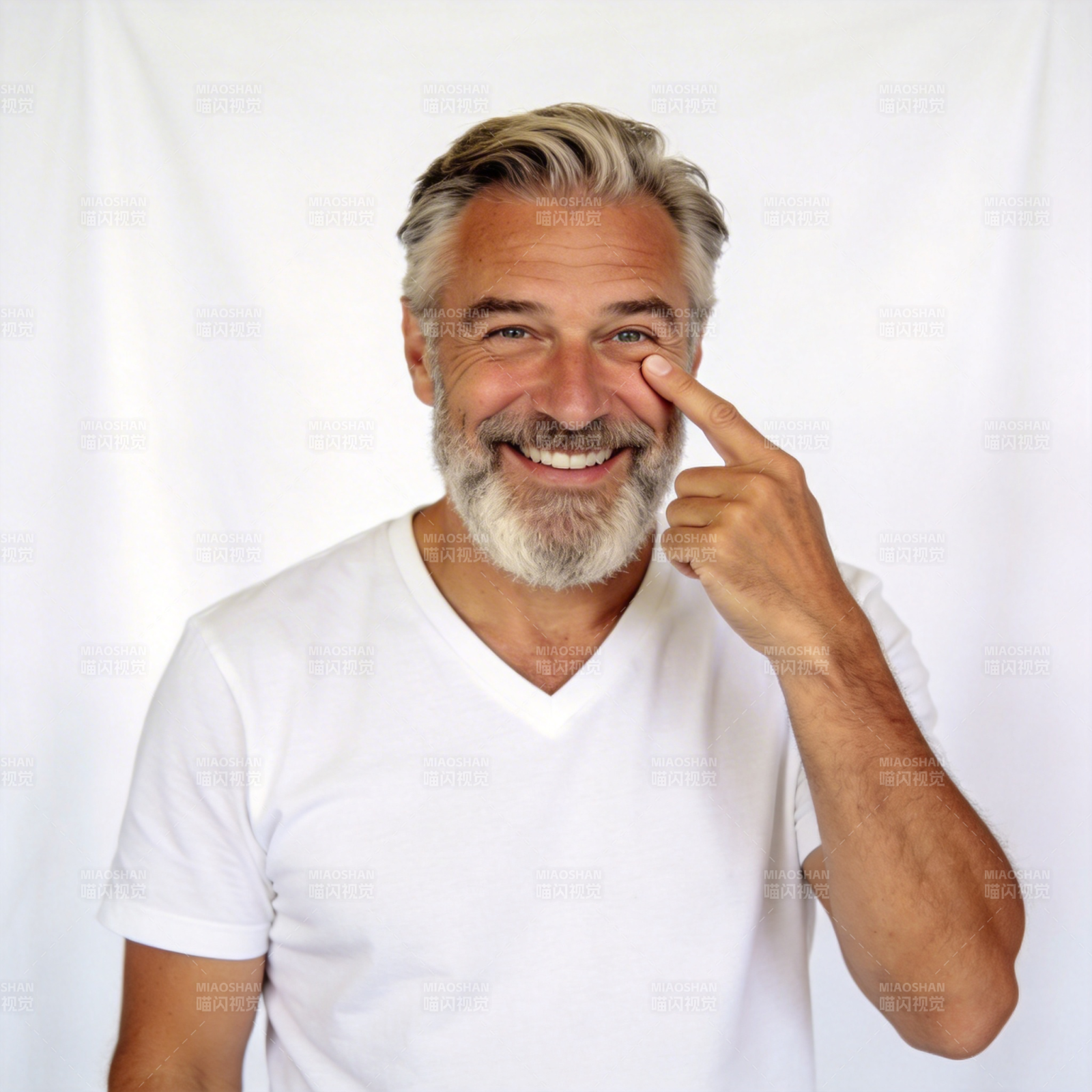 微笑大叔指眼 自信又亲切图片