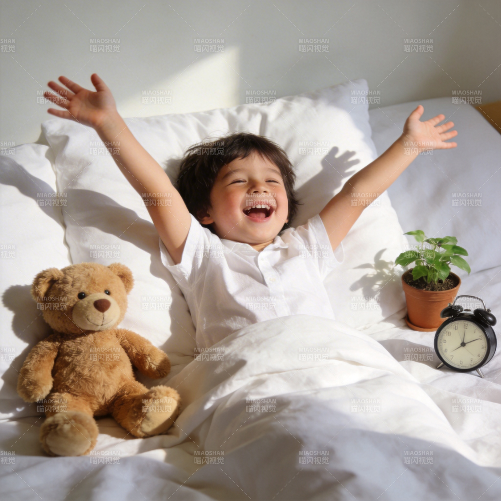 晨光中孩子开心伸懒腰图片