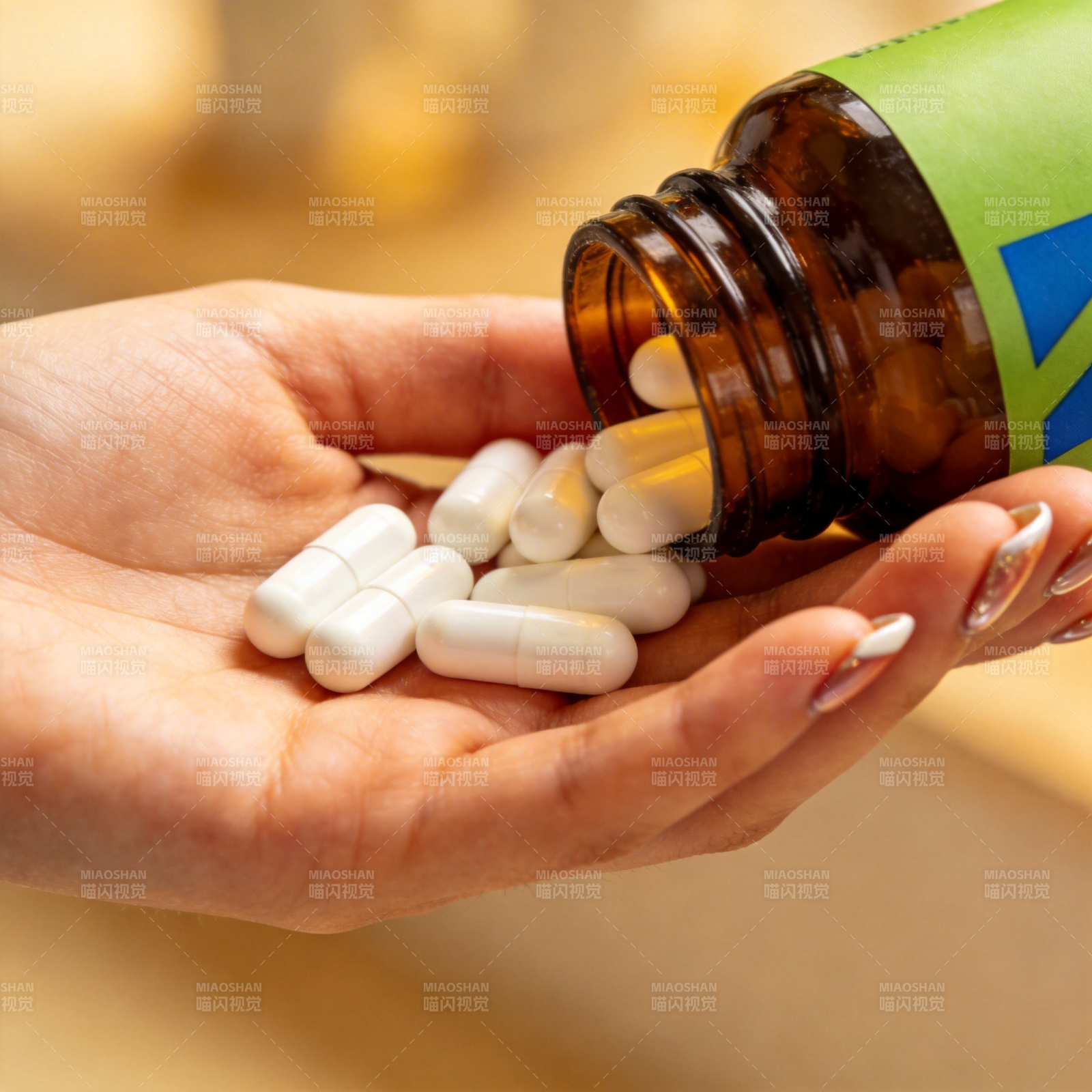 手接药瓶倒出白色胶囊图片