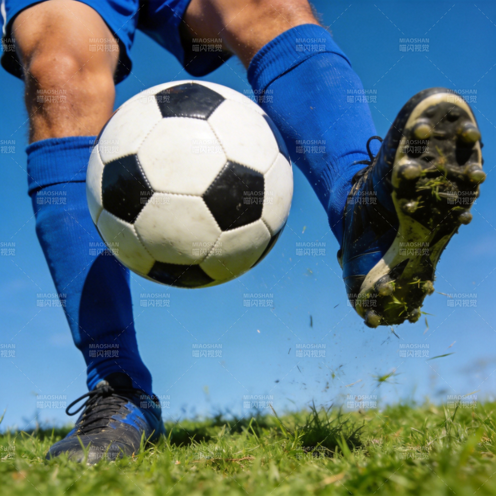 绿茵场上 蓝袜球员踢足球图片