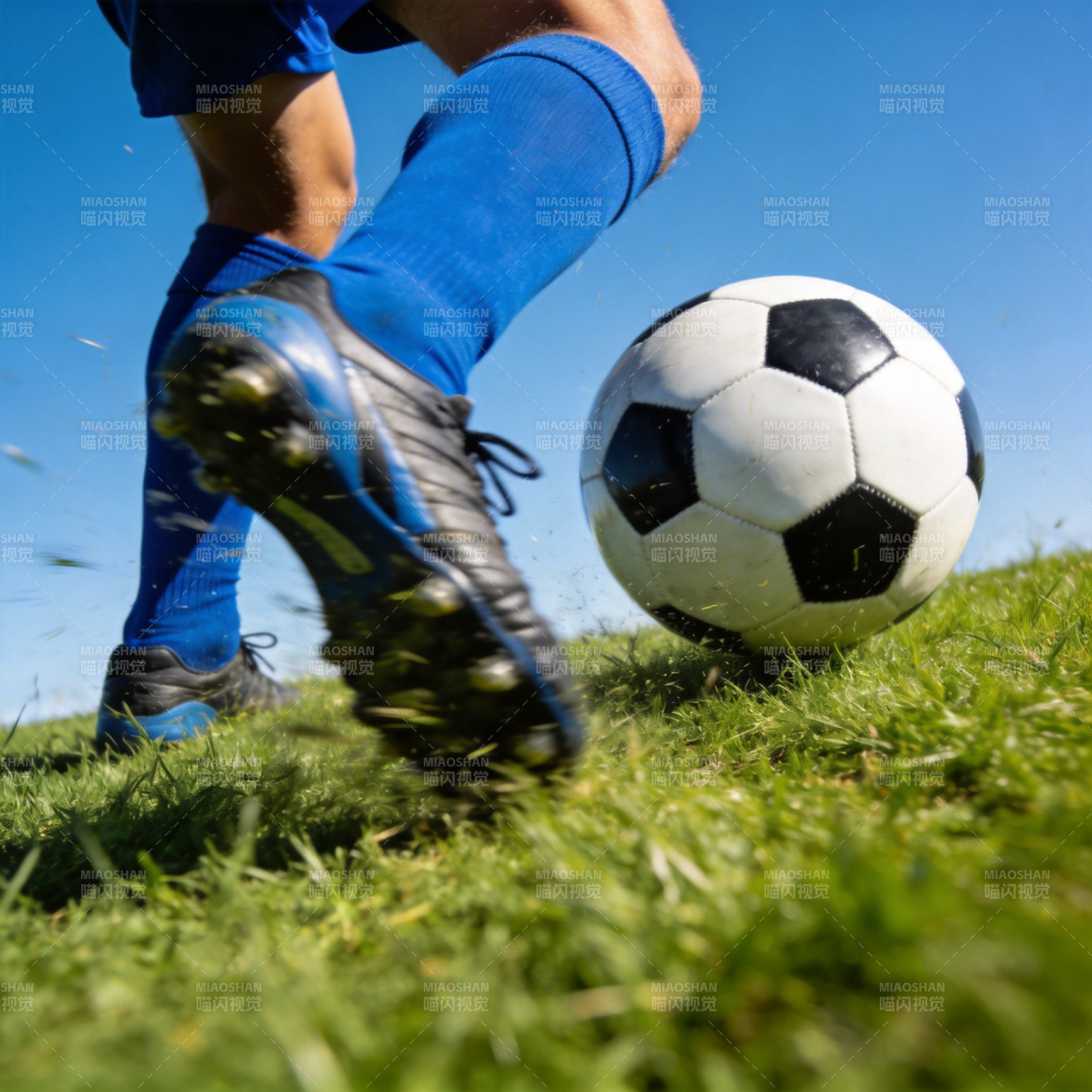 绿茵场上 蓝袜踢球瞬间图片