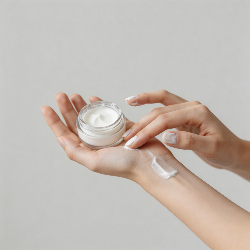 手部涂抹护肤霜特写图片