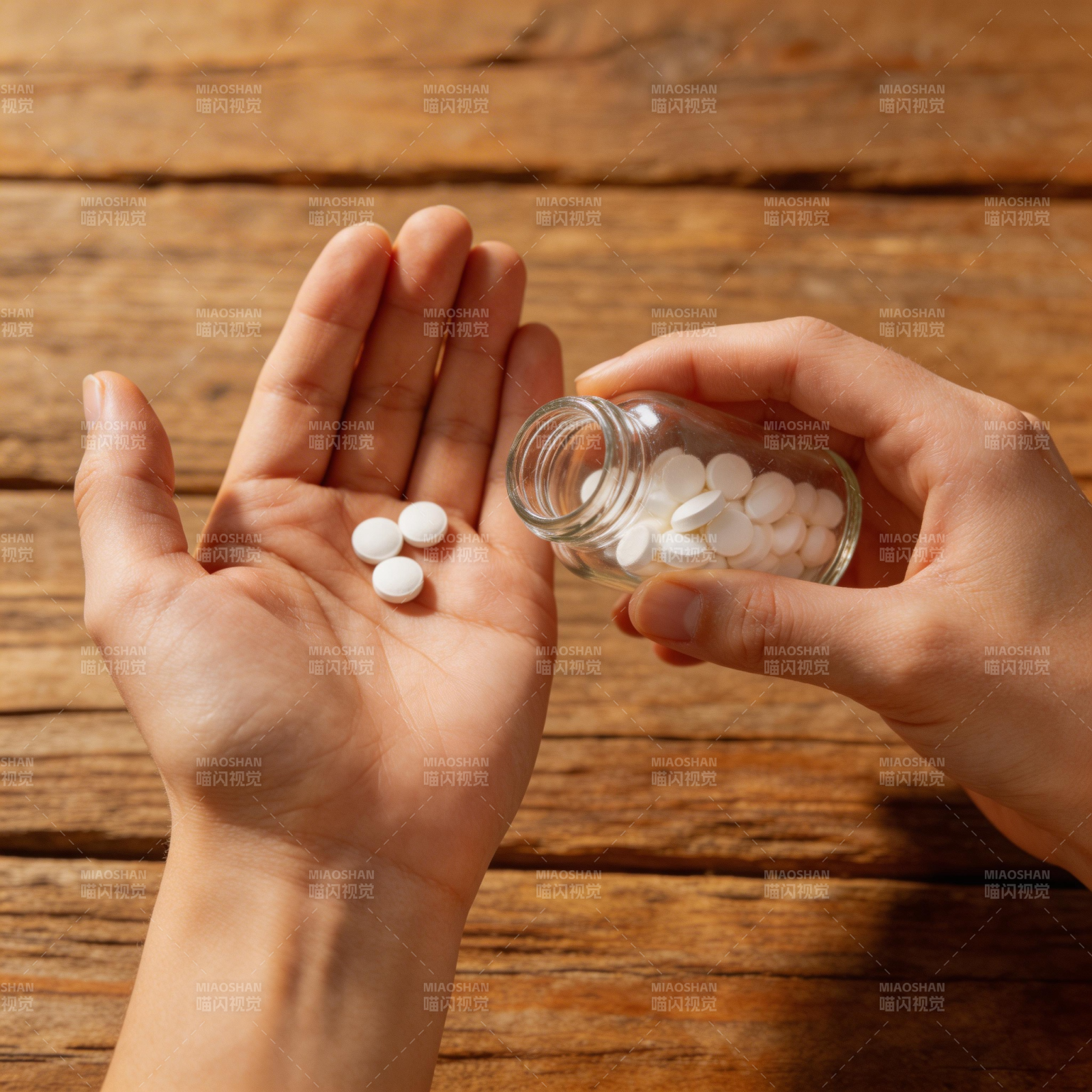手握药片 瓶中余白丸图片