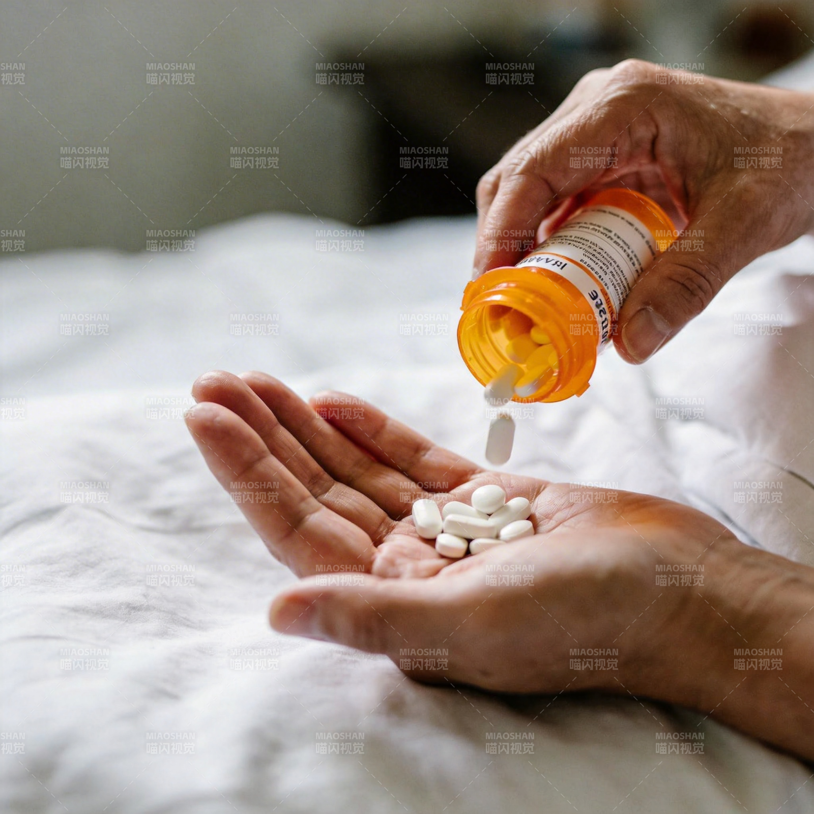 服药瞬间 药片落入掌心图片