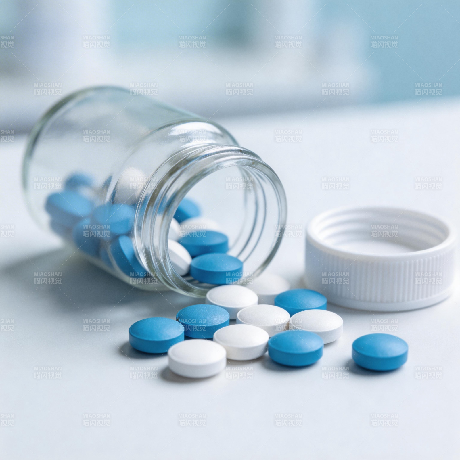 药瓶倾倒 蓝白药片散落图片