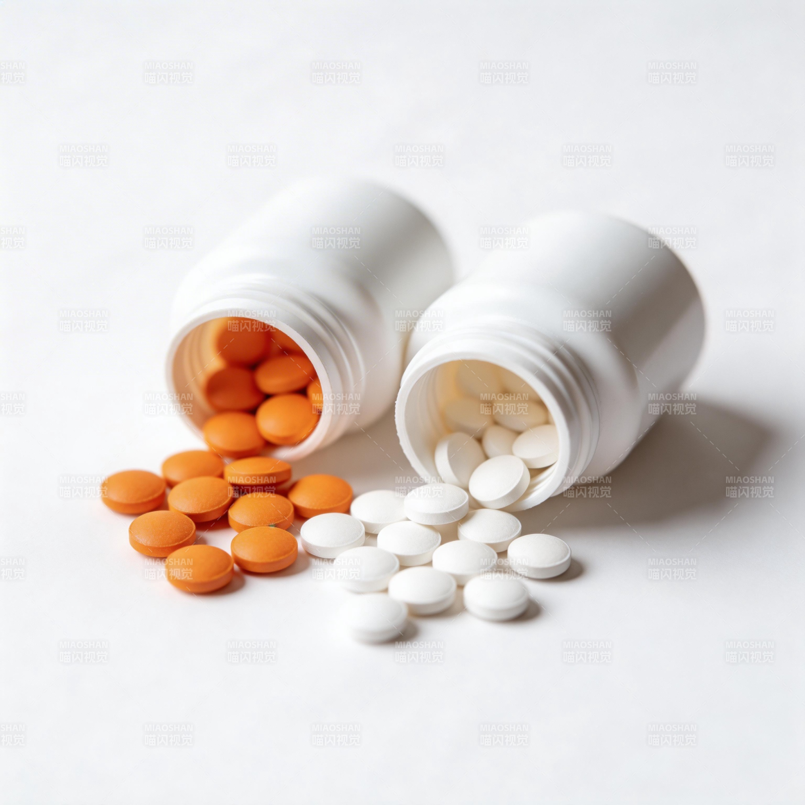 药瓶倾倒 橙白药片散落图片