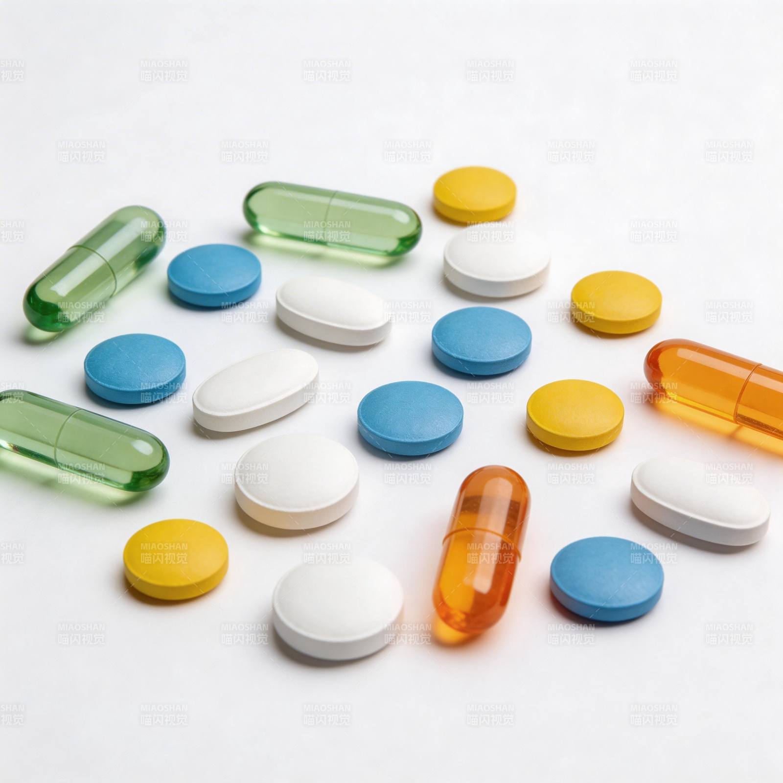 多彩药片散落白底图图片