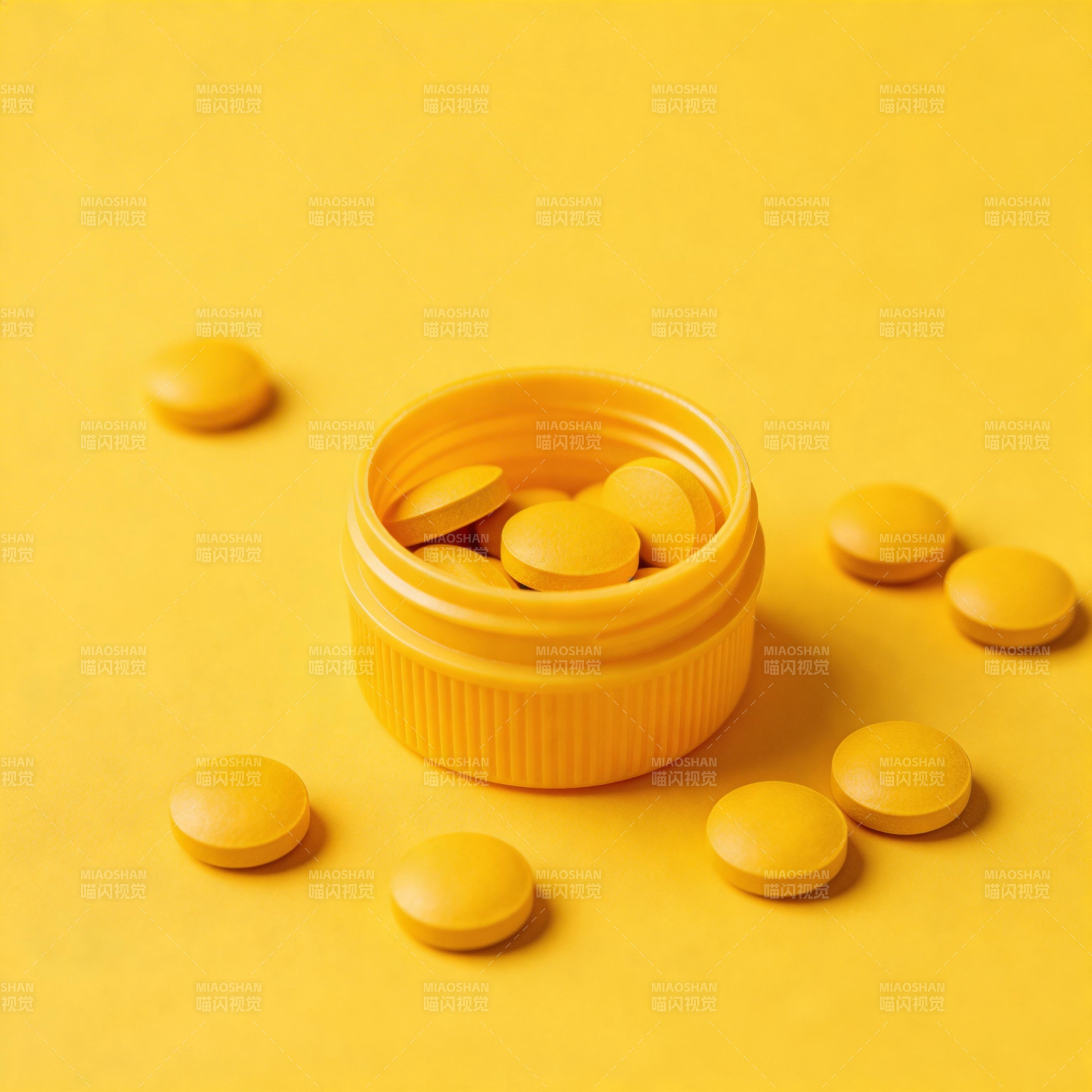 黄瓶黄药片 散落暖黄背景图片