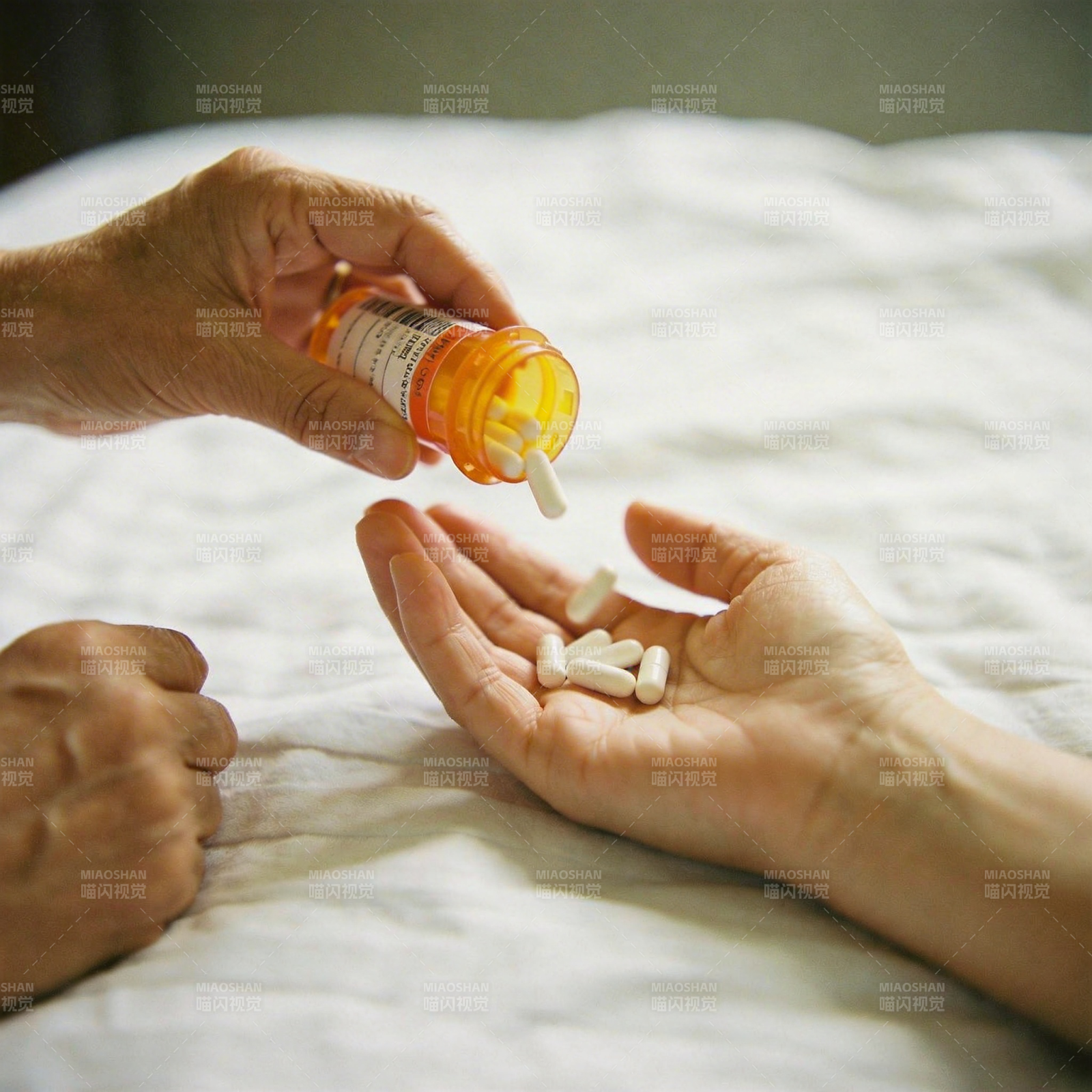 服药时刻 手倒药瓶取胶囊图片