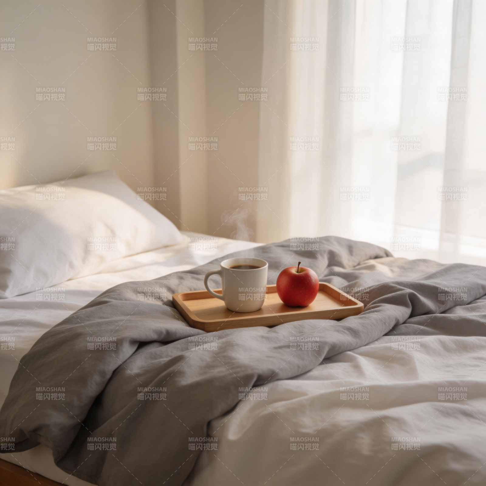 晨光床畔 咖啡与苹果的温柔早安图片