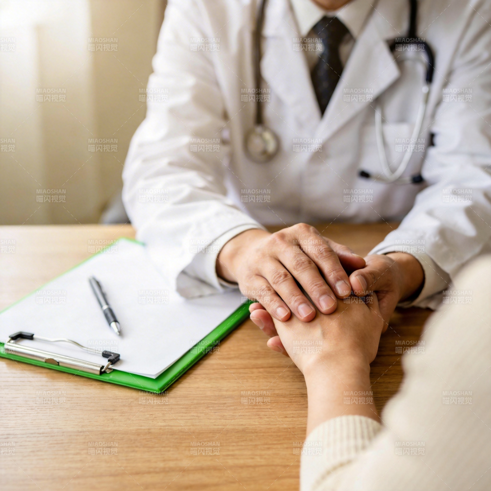 医患握手 信任与关怀图片