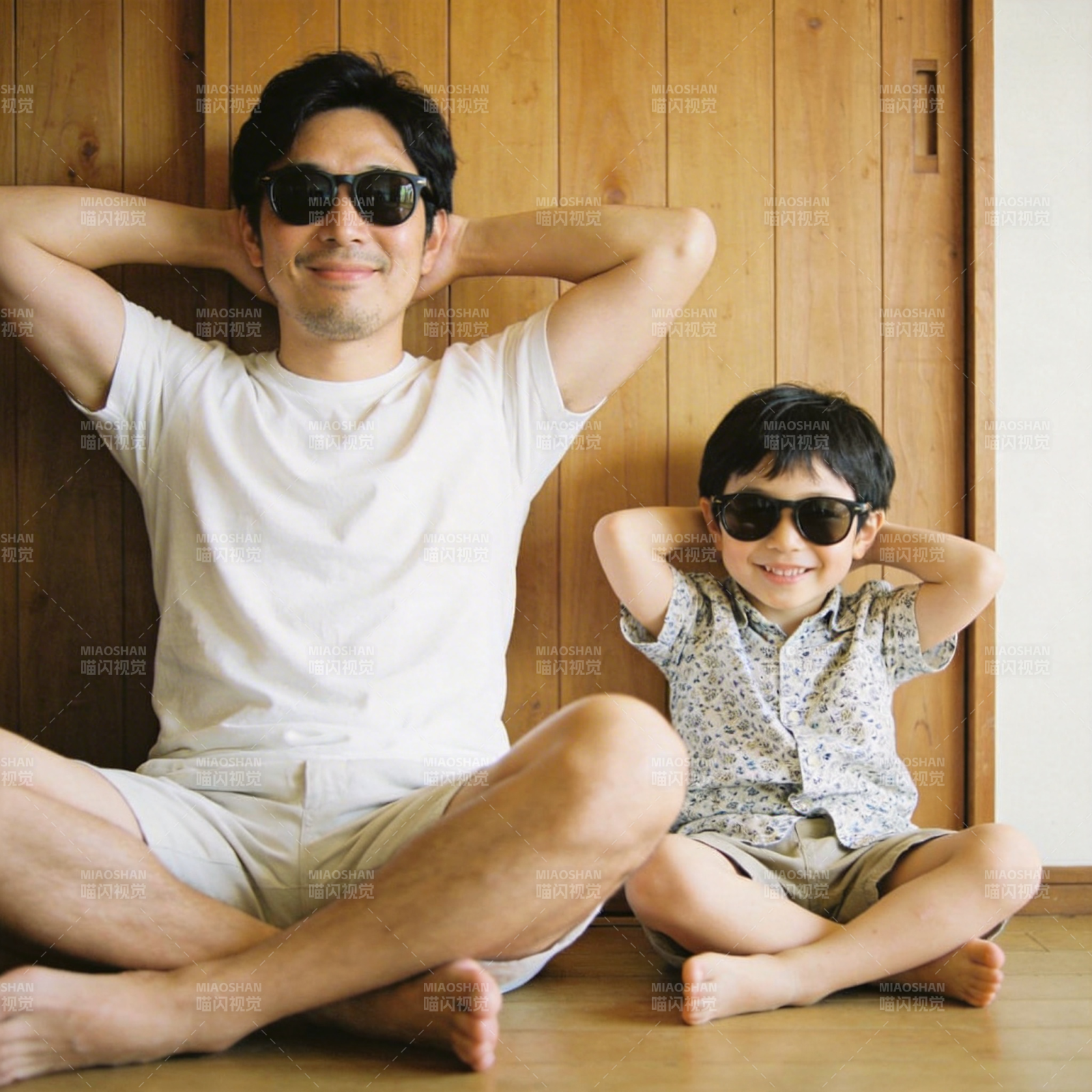 父子戴墨镜 酷趣同框乐图片