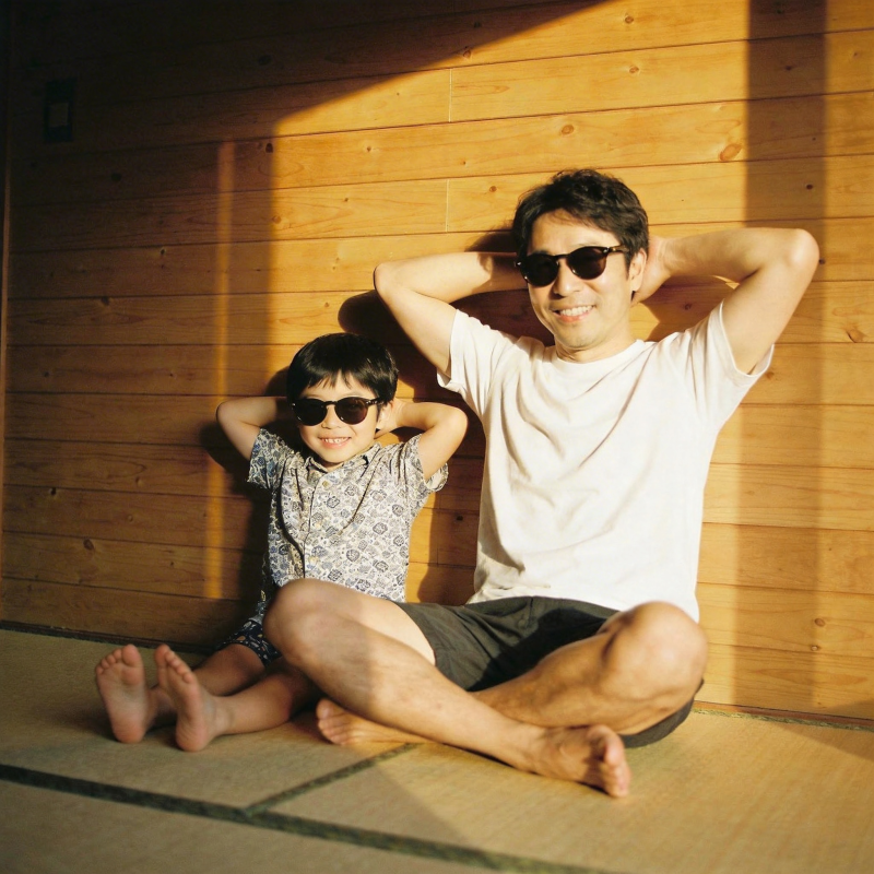 父子同框 阳光下的惬意时光图片