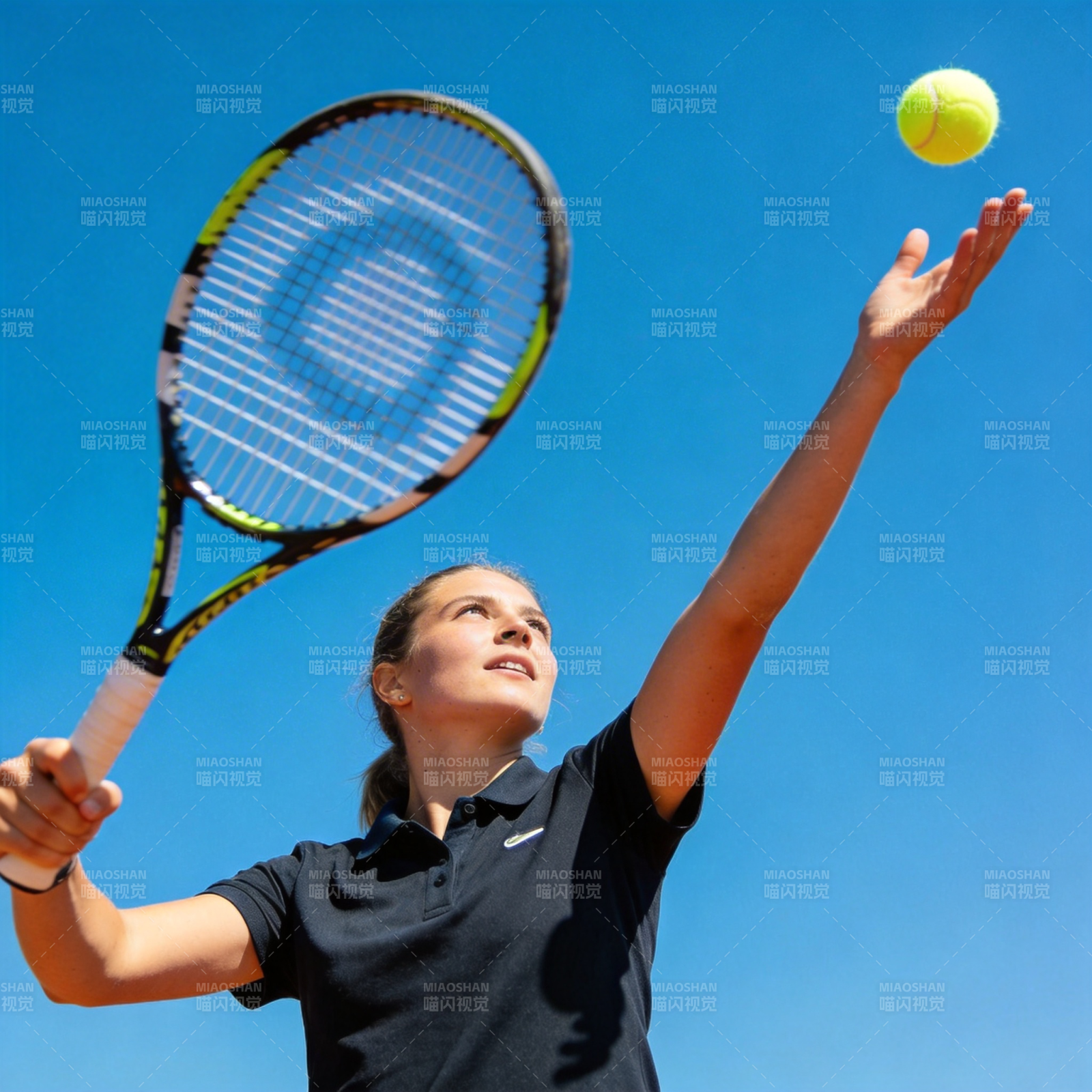 网球发球瞬间 蓝天映衬专注神情图片