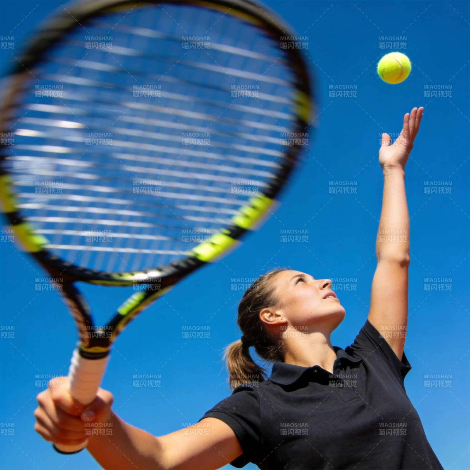 网球少女发球瞬间图片