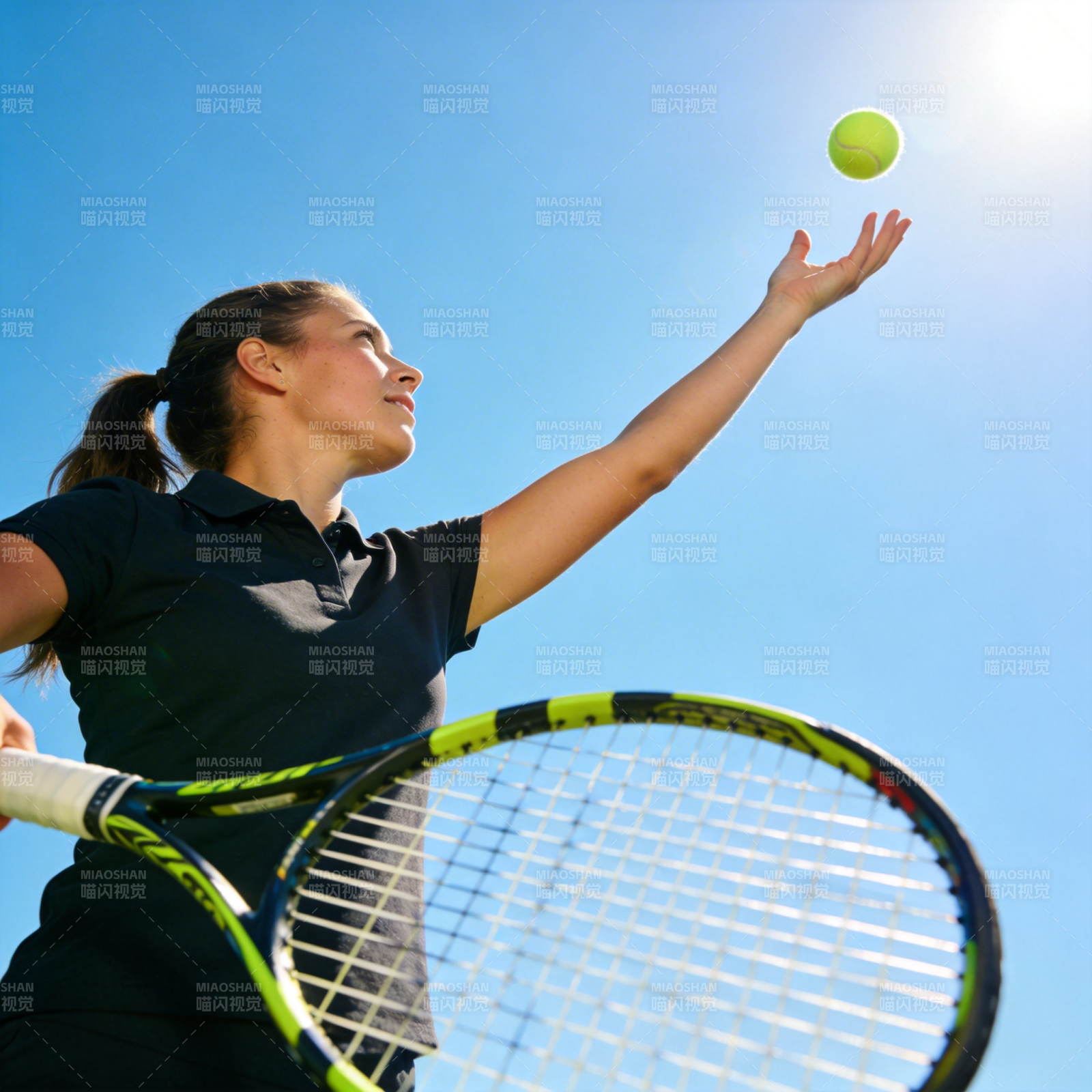 女子网球发球瞬间图片