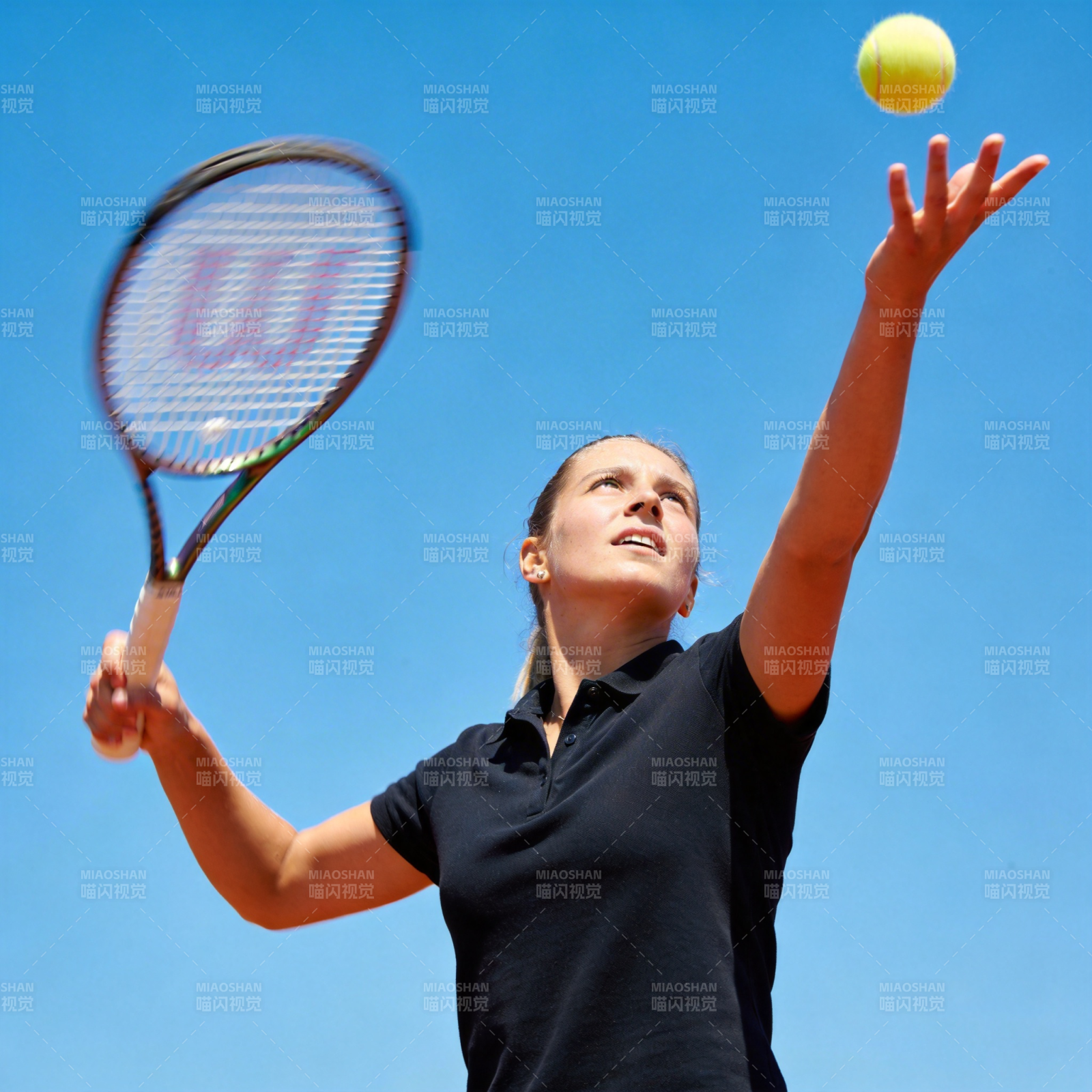 女子发球瞬间 蓝天为背景图片