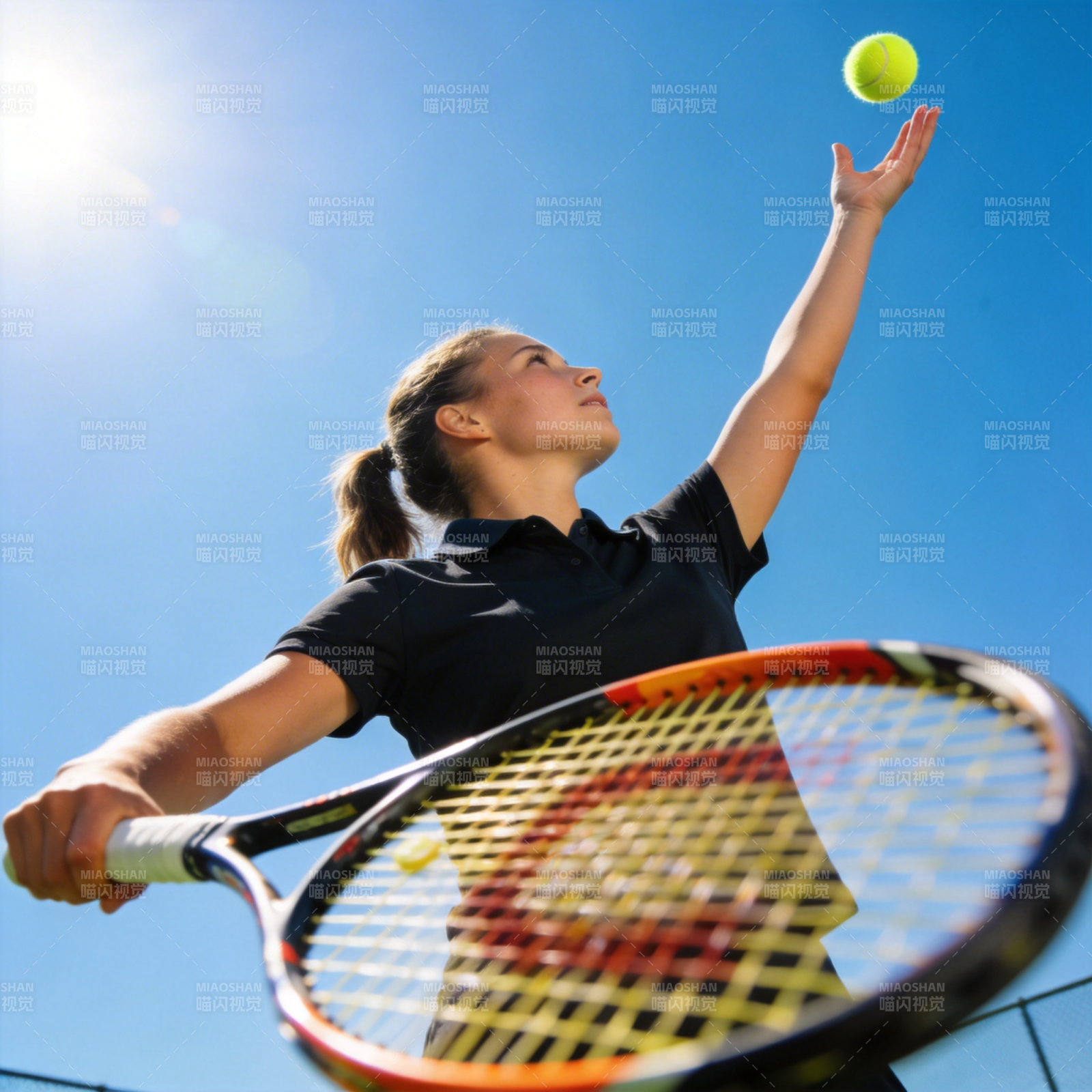 阳光下的网球发球瞬间图片