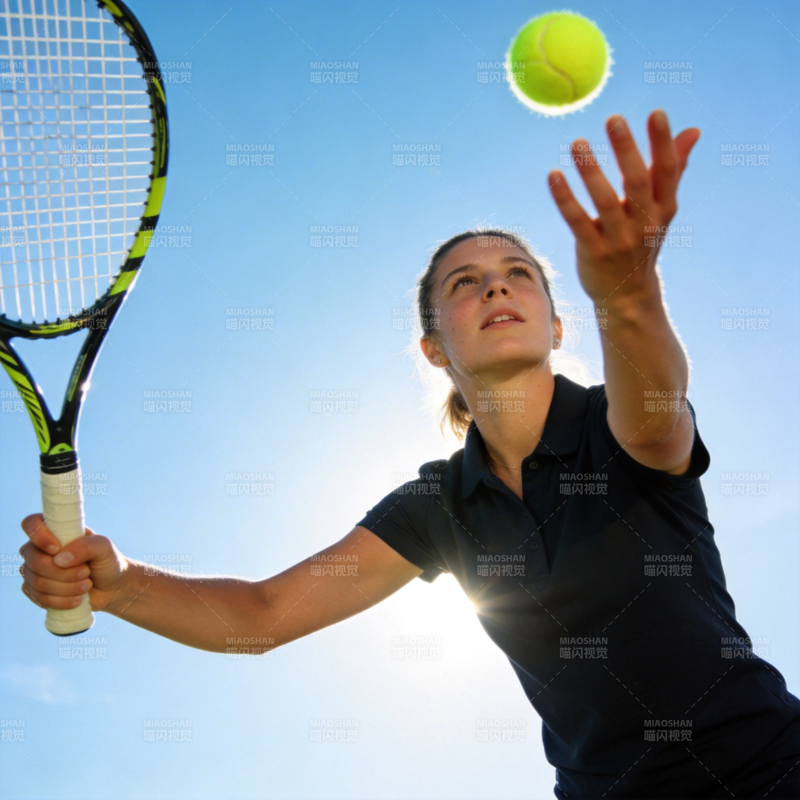 阳光下的网球发球瞬间图片