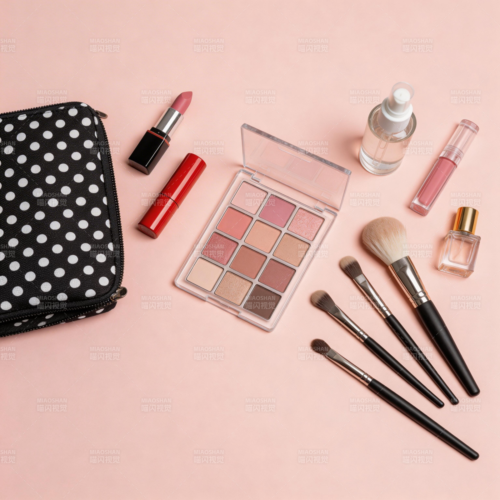 美妆套装粉色背景展示图片