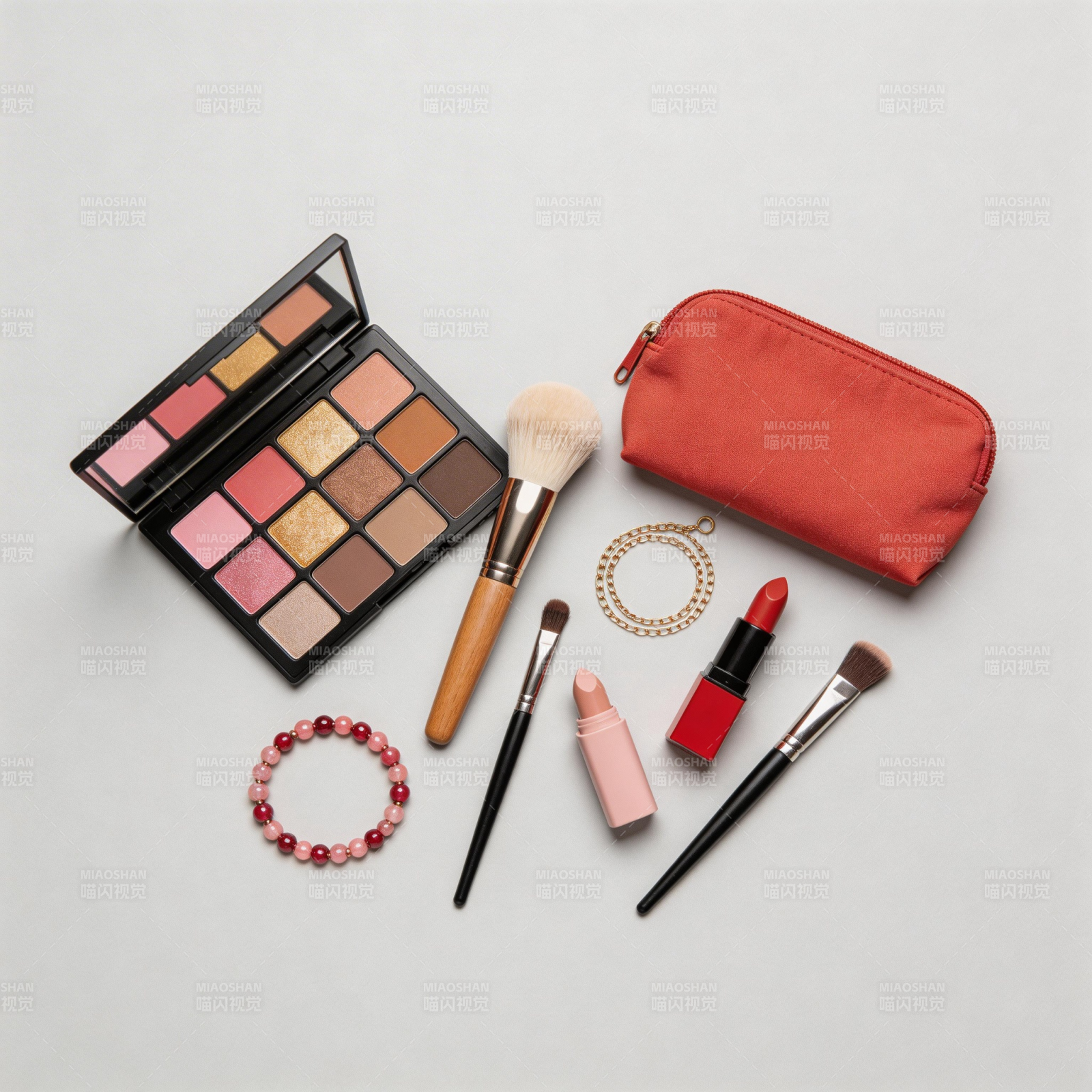 美妆工具与彩妆套装展示图片