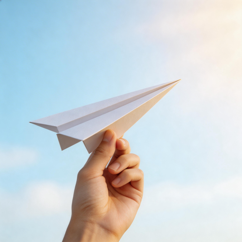 手握纸飞机 梦向蓝天飞图片