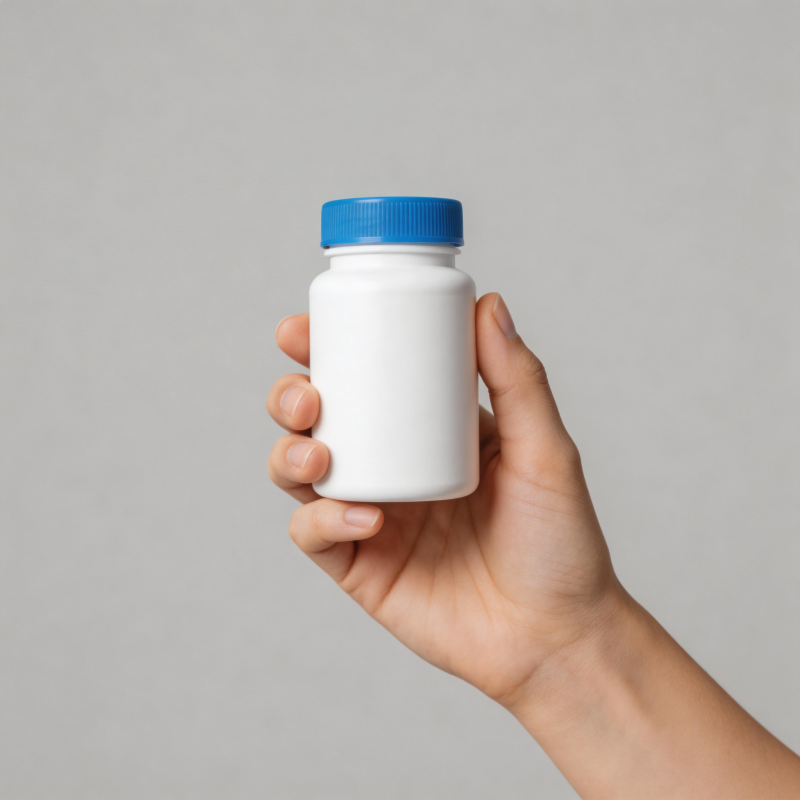 手握白瓶蓝盖药瓶图片