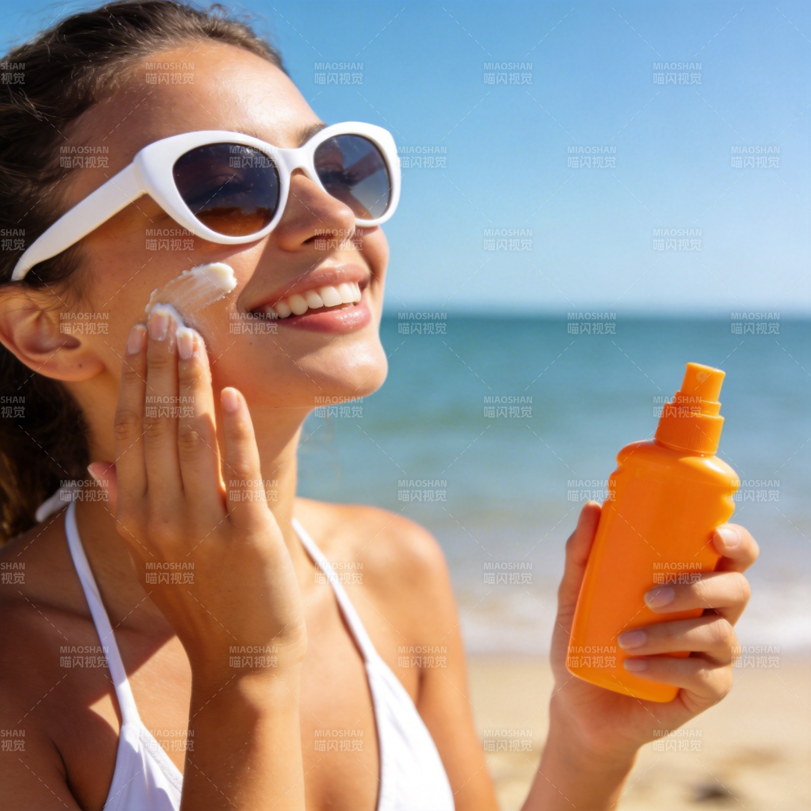 海边防晒 笑容灿烂图片