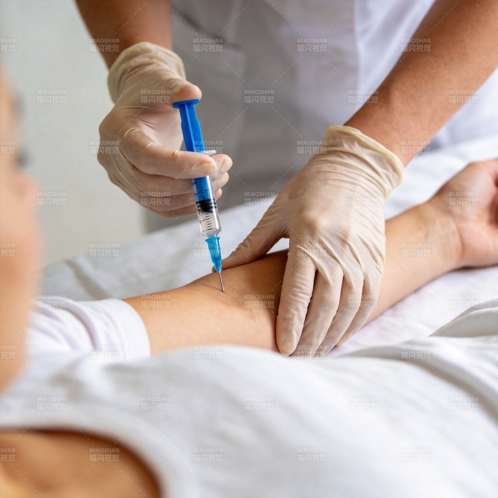 护士为患者注射疫苗图片