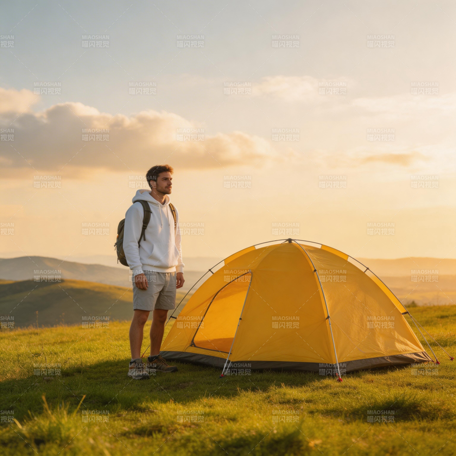 夕阳下的露营时光图片