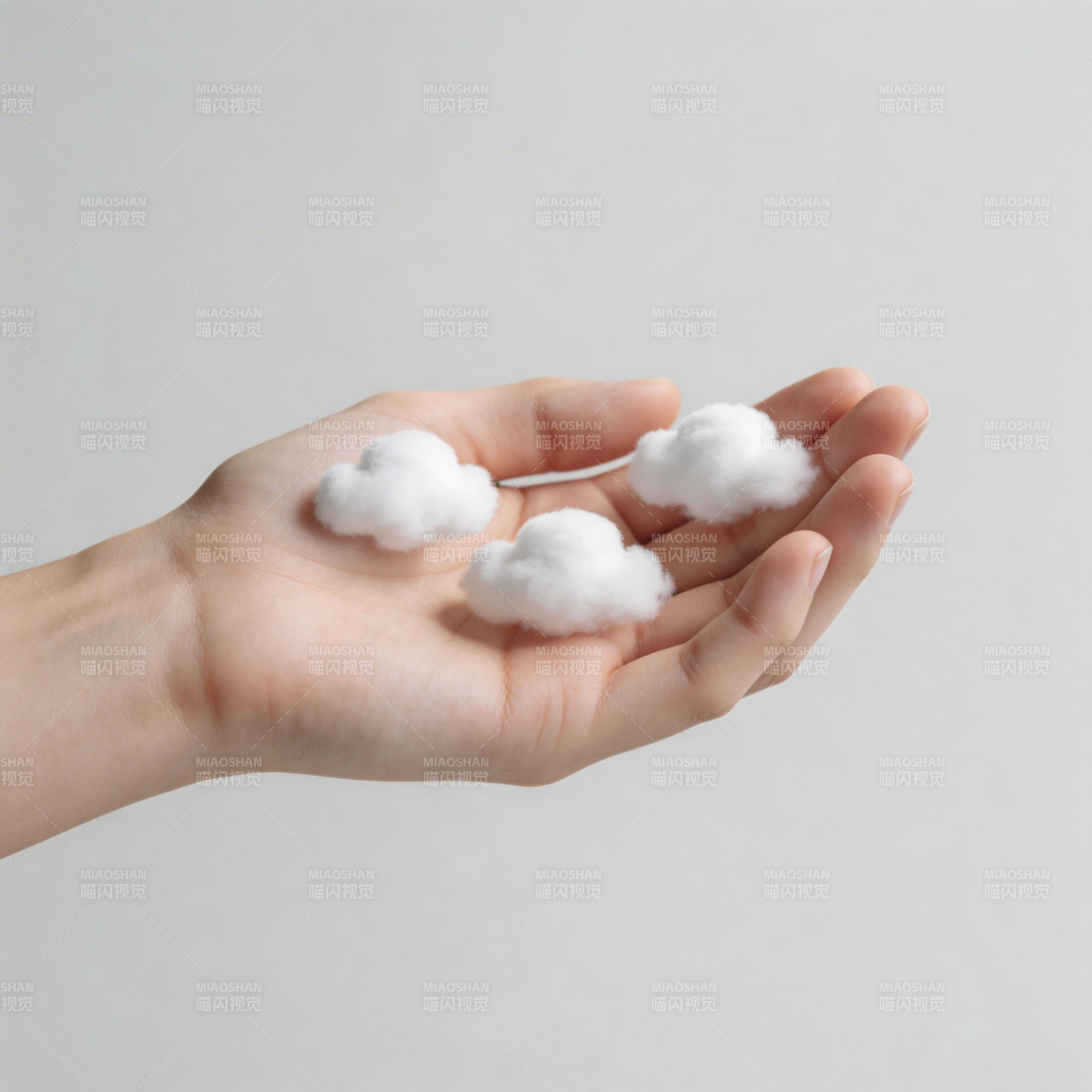 手捧三朵小白云图片