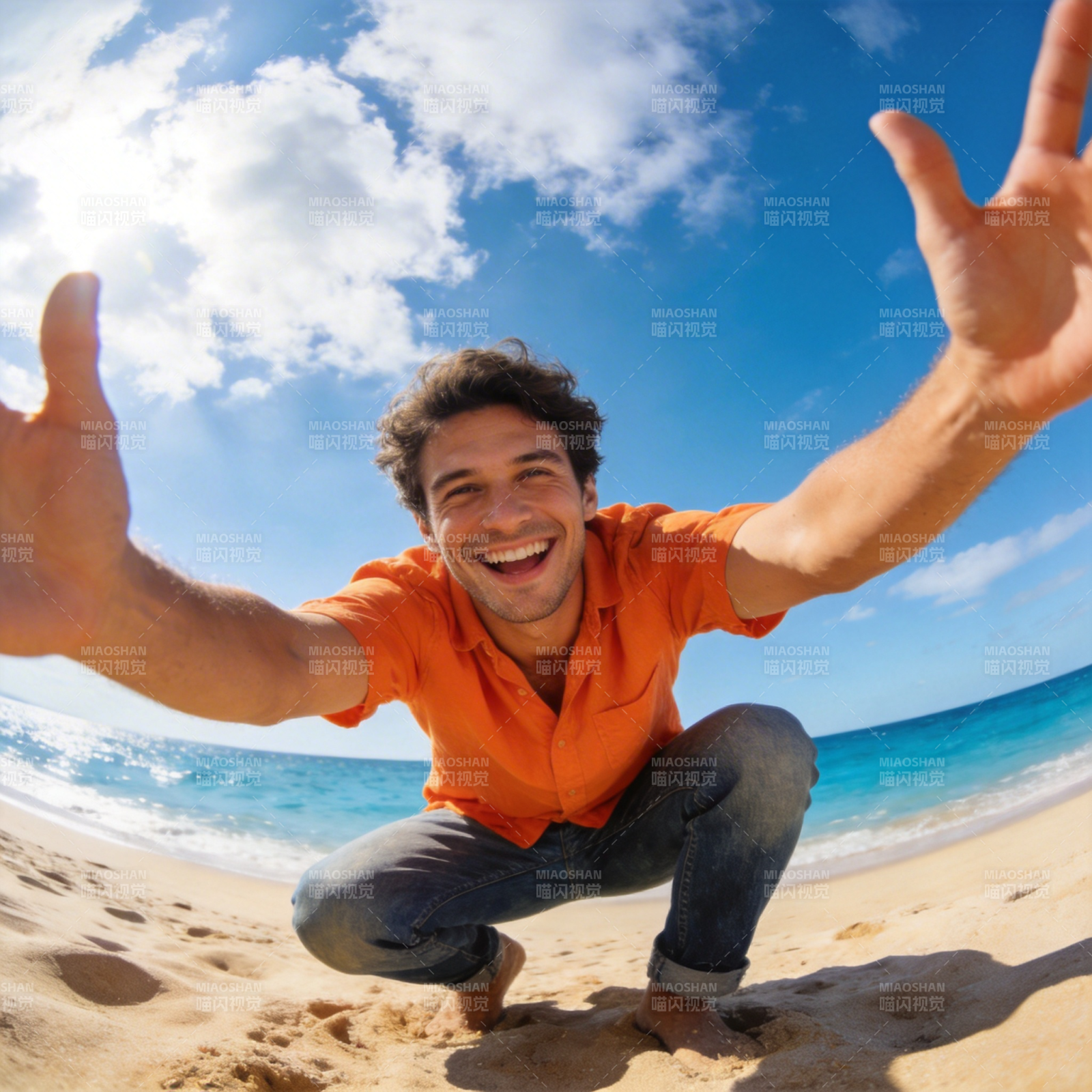 沙滩阳光笑 张开双臂迎蓝天图片
