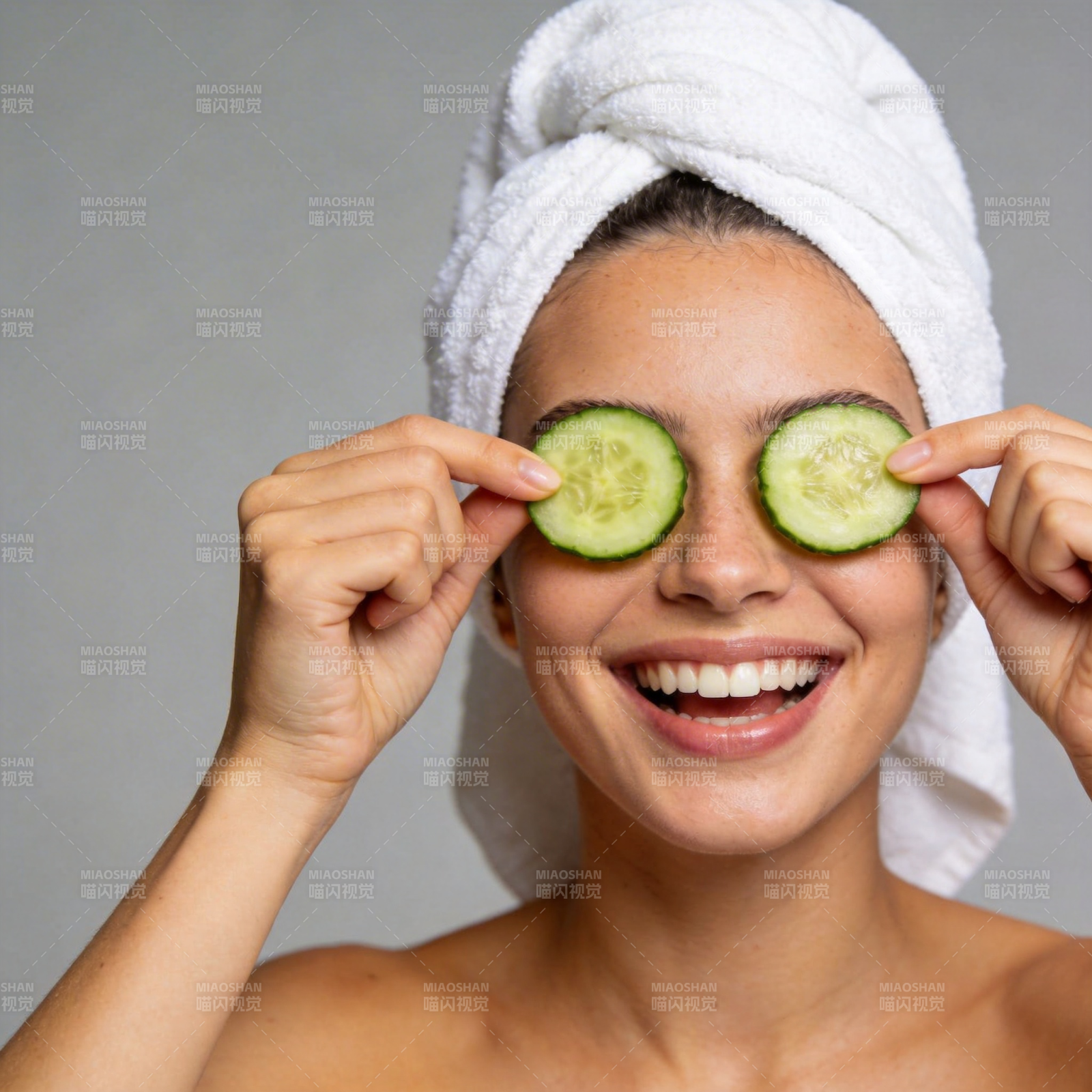黄瓜敷眼 笑容灿烂图片