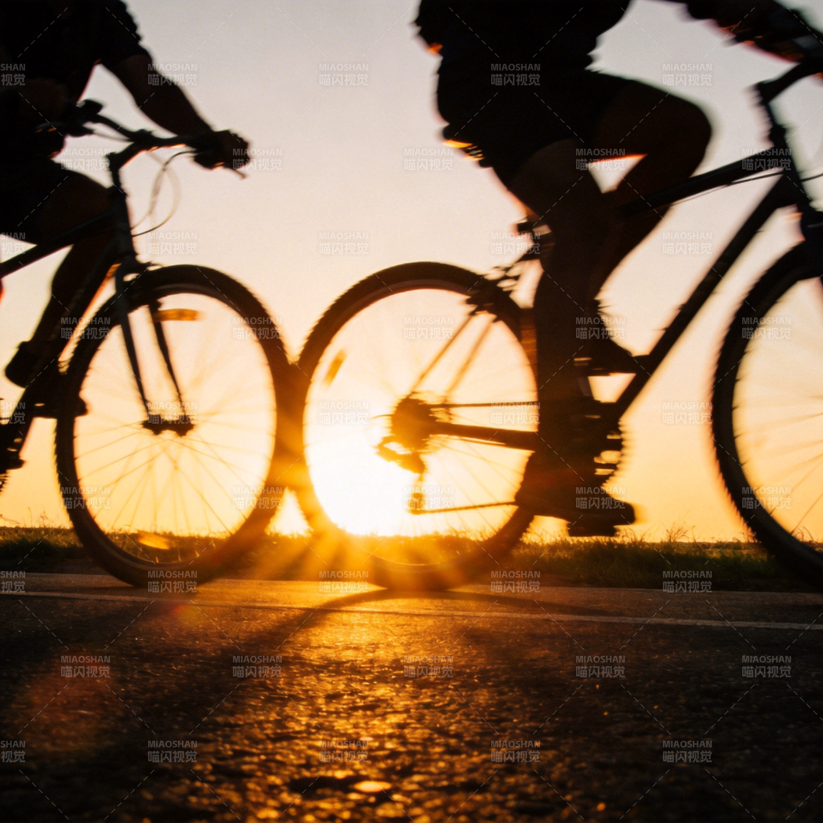 夕阳下骑行剪影图片