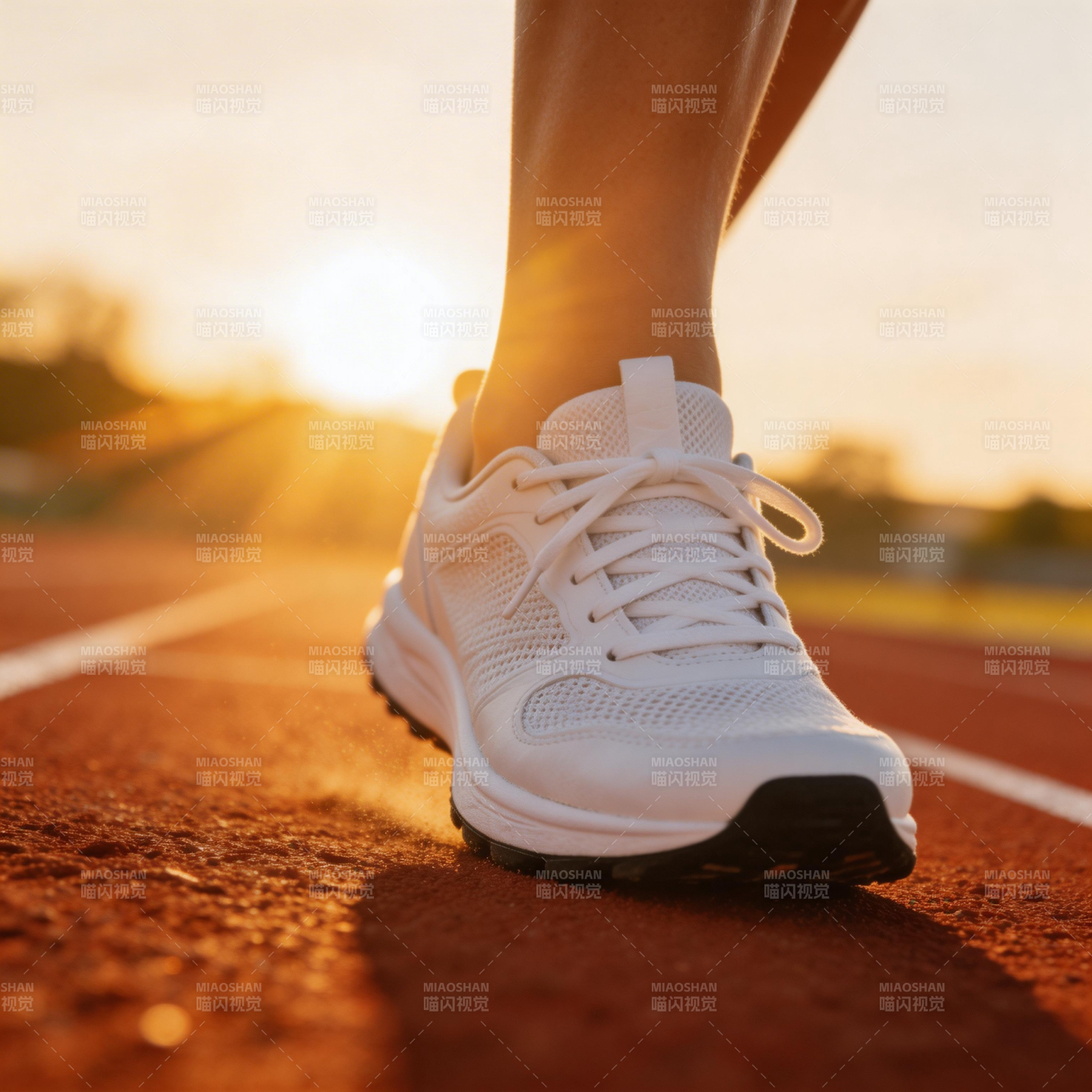 夕阳下奔跑的白色跑鞋图片