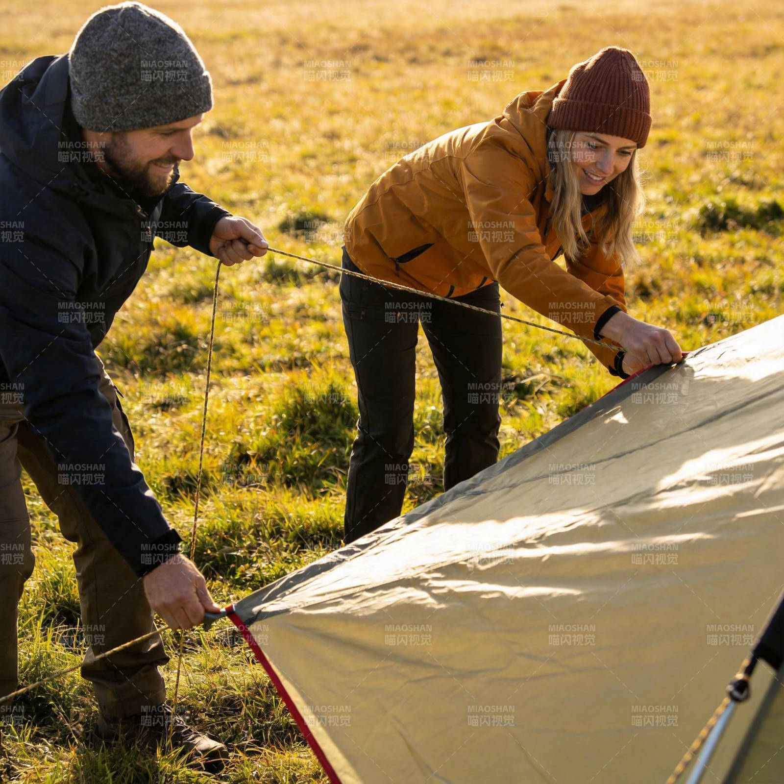 情侣野外搭帐篷图片