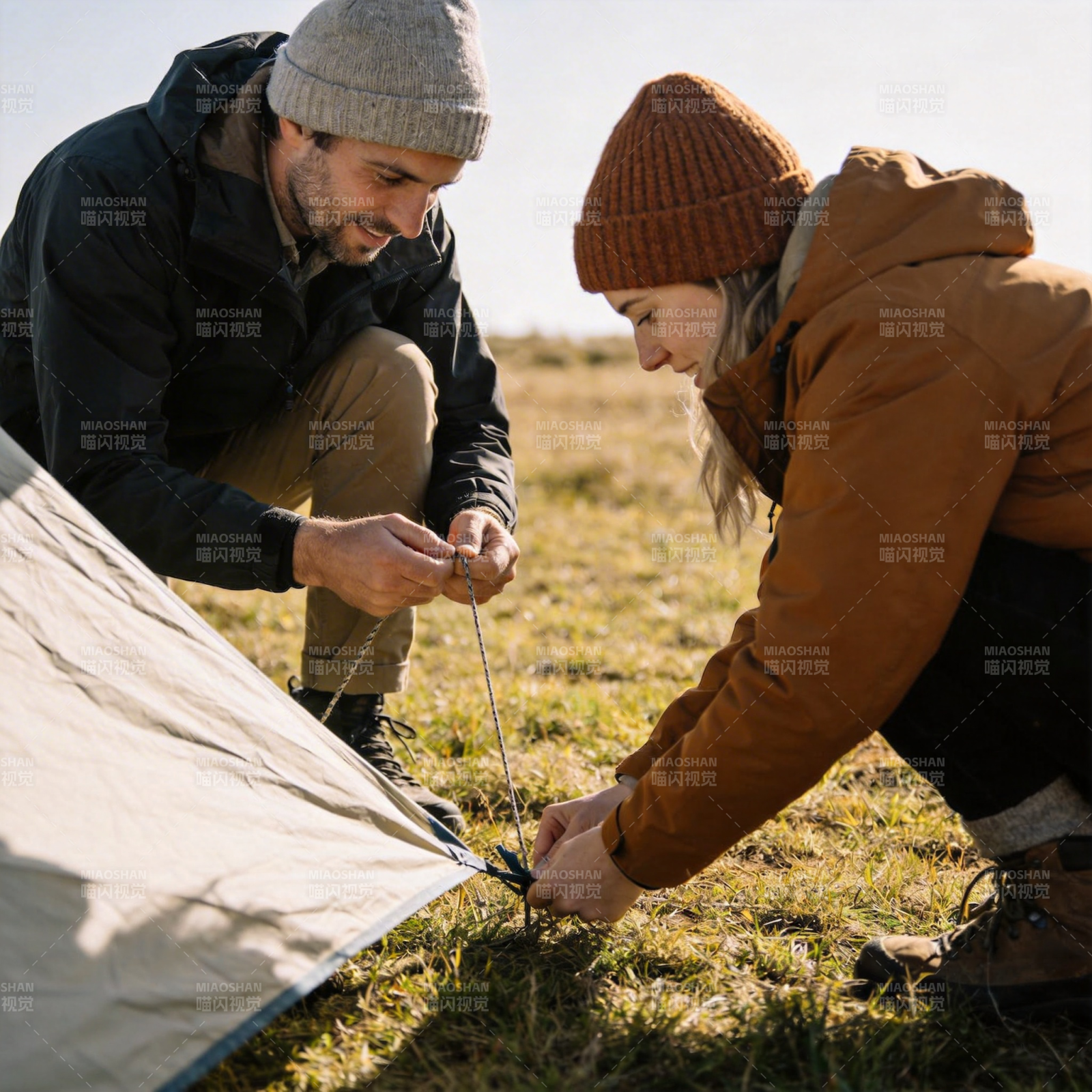 野外搭帐篷 情侣协作乐图片