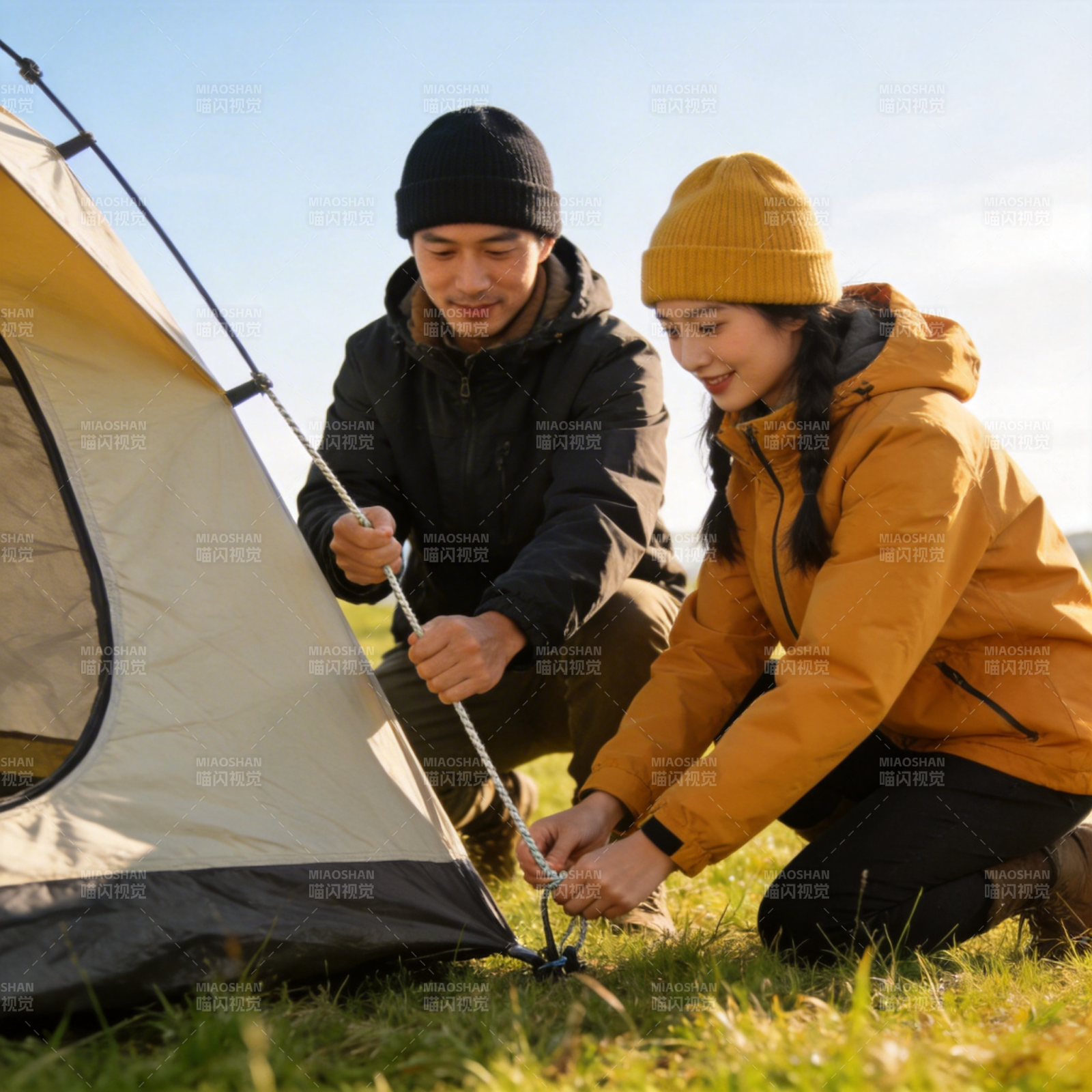 情侣搭帐篷 秋日露营乐图片