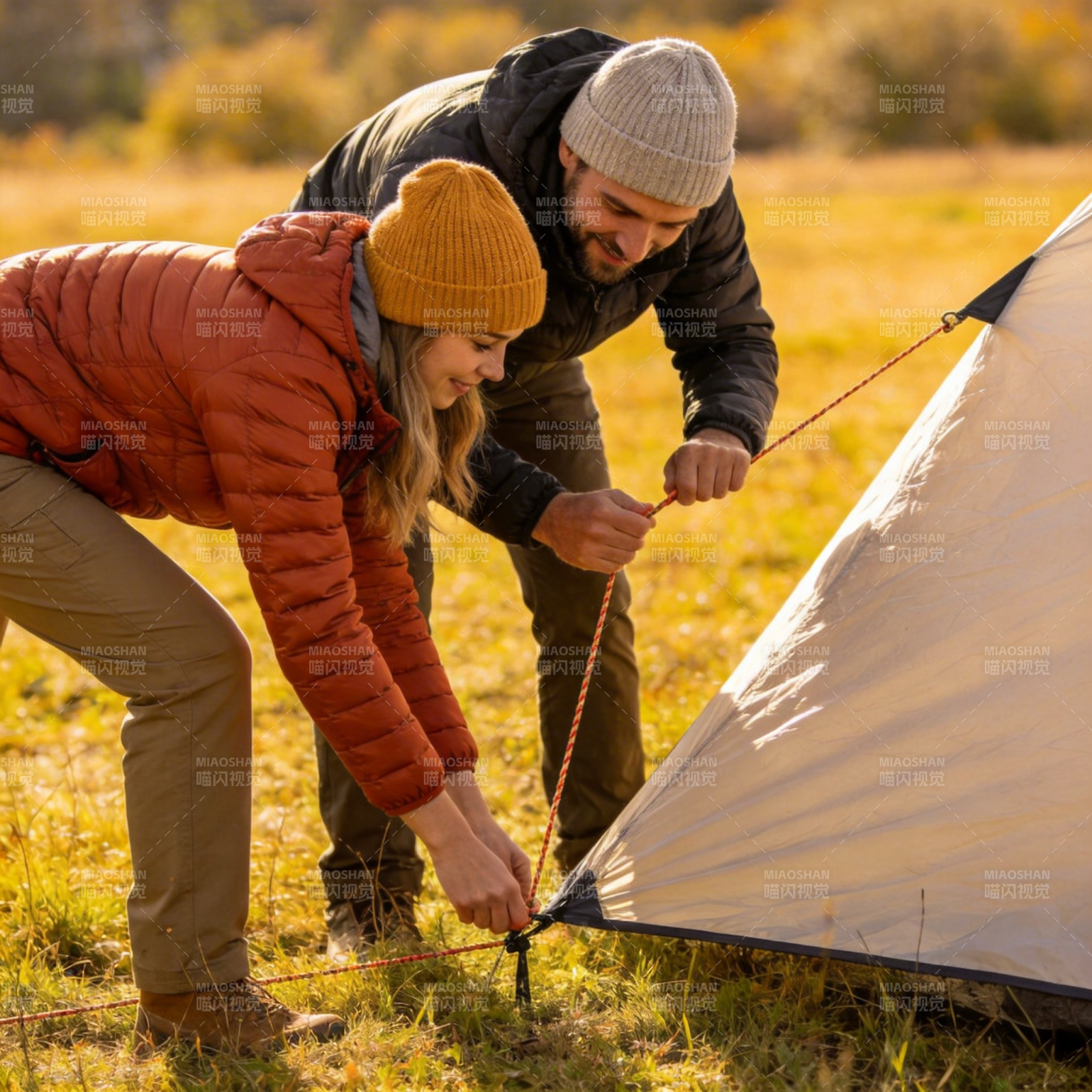 秋日露营 携手搭帐篷图片