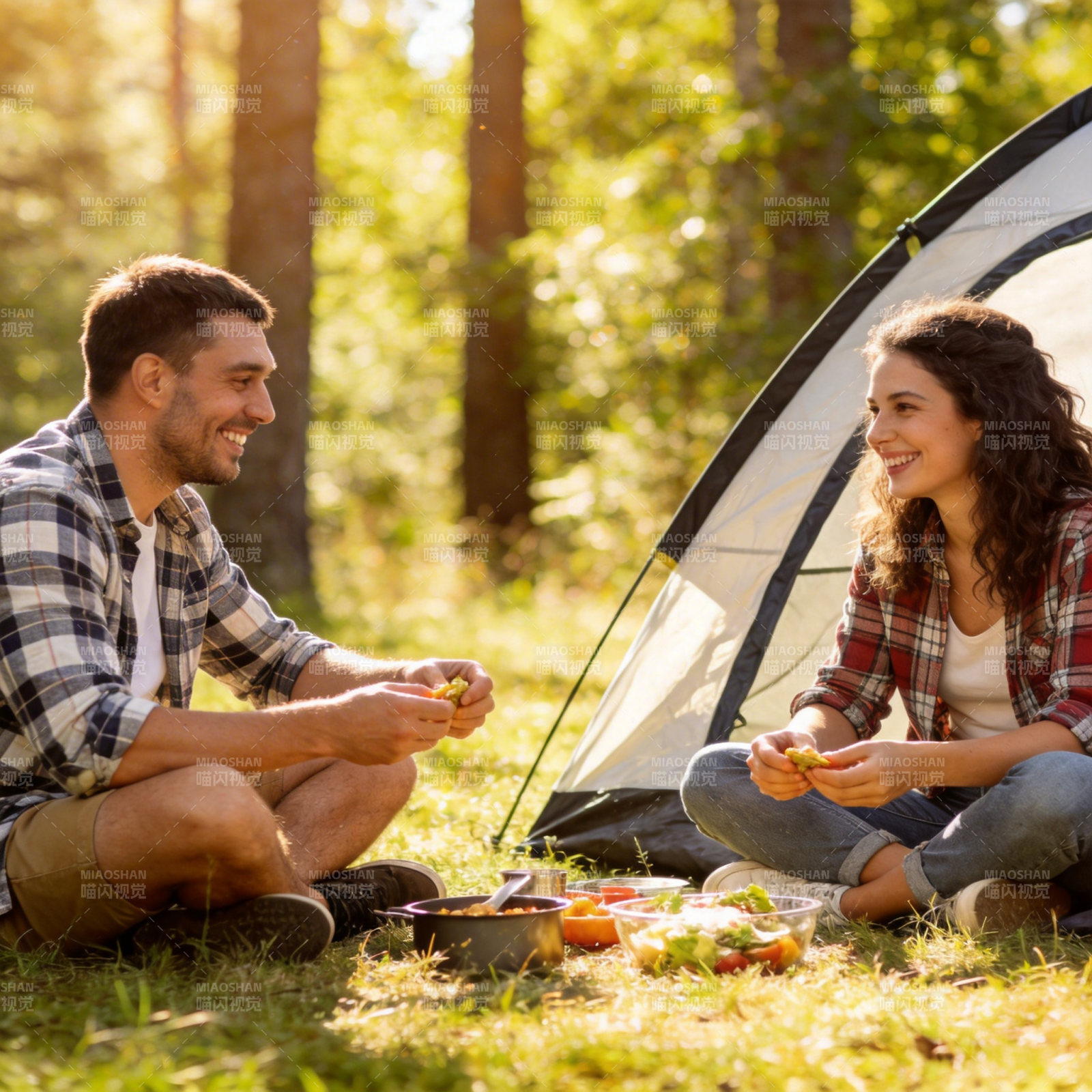 林间野餐 情侣笑谈时光图片