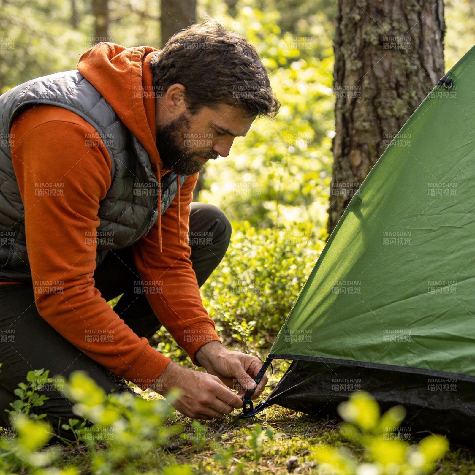 林中搭帐篷 专注系地钉图片