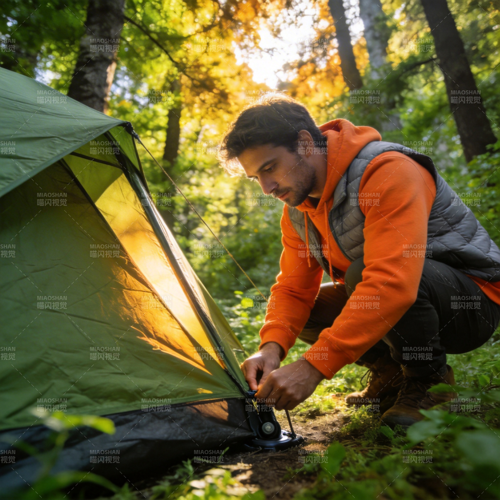 林间搭帐篷 秋日露营时图片